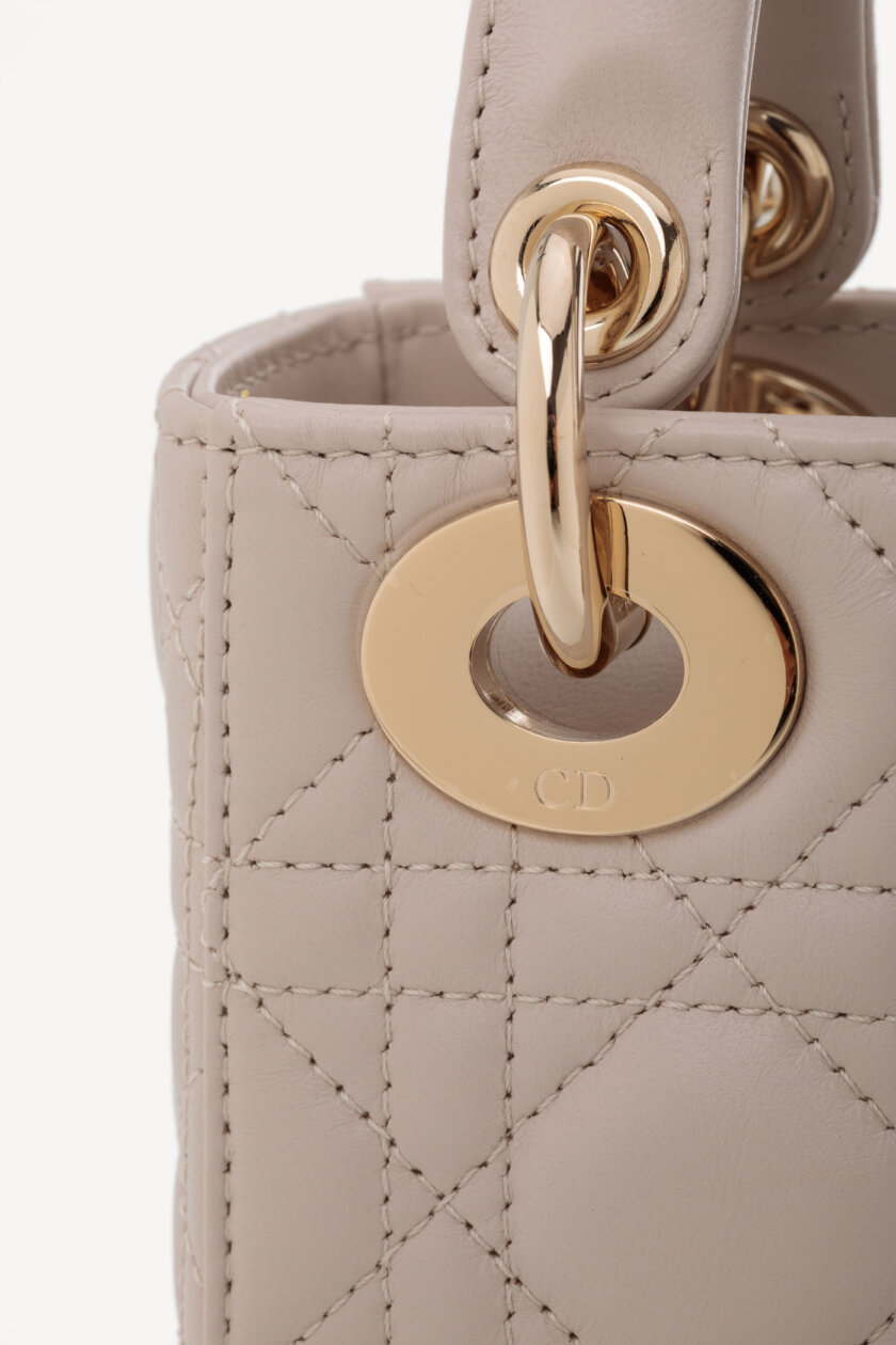 <span style="font-size: 10px; color: rgb(101, 101, 101);letter-spacing: .15em;">NEW COLLECTION</span><br><strong> DIOR </strong><br><div style="margin-top:10px; font-size:16px;">Mini Lady Dior Bag Linen Beige Cannage Lambskin </div><br> - Image 13