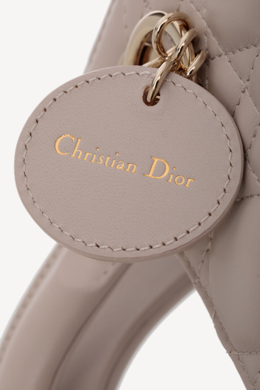 <span style="font-size: 10px; color: rgb(101, 101, 101);letter-spacing: .15em;">NEW COLLECTION</span><br><strong> DIOR </strong><br><div style="margin-top:10px; font-size:16px;">Mini Lady Dior Bag Linen Beige Cannage Lambskin </div><br> - Image 15