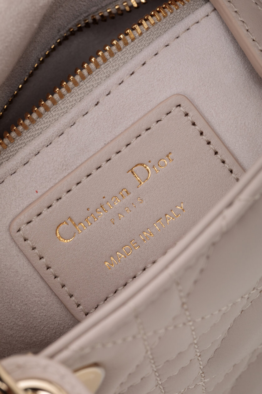 <span style="font-size: 10px; color: rgb(101, 101, 101);letter-spacing: .15em;">NEW COLLECTION</span><br><strong> DIOR </strong><br><div style="margin-top:10px; font-size:16px;">Mini Lady Dior Bag Linen Beige Cannage Lambskin </div><br> - Image 14