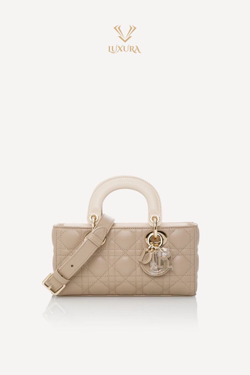 <span style="font-size: 10px; color: rgb(101, 101, 101);letter-spacing: .15em;">NEW COLLECTION</span><br><strong> DIOR </strong><br><div style="margin-top:10px; font-size:16px;">Small Lady D-Joy Bag Two-Tone Light Biscuit and Linen Beige Cannage Lambskin </div><br>