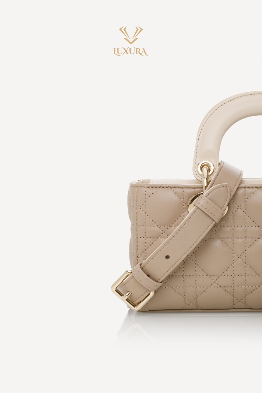 <span style="font-size: 10px; color: rgb(101, 101, 101);letter-spacing: .15em;">NEW COLLECTION</span><br><strong> DIOR </strong><br><div style="margin-top:10px; font-size:16px;">Small Lady D-Joy Bag Two-Tone Light Biscuit and Linen Beige Cannage Lambskin </div><br> - Image 9