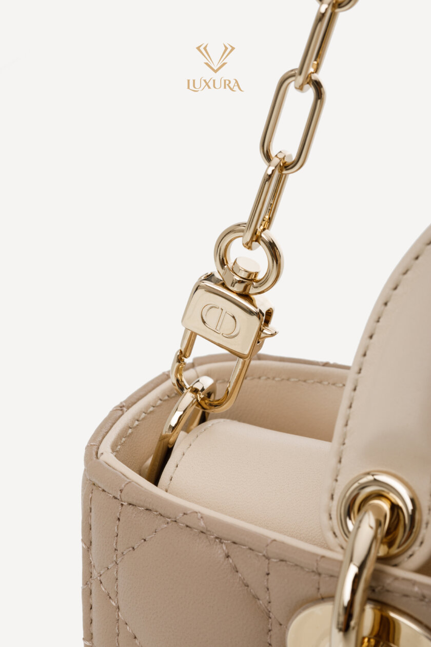 <span style="font-size: 10px; color: rgb(101, 101, 101);letter-spacing: .15em;">NEW COLLECTION</span><br><strong> DIOR </strong><br><div style="margin-top:10px; font-size:16px;">Small Lady D-Joy Bag Two-Tone Light Biscuit and Linen Beige Cannage Lambskin </div><br> - Image 18