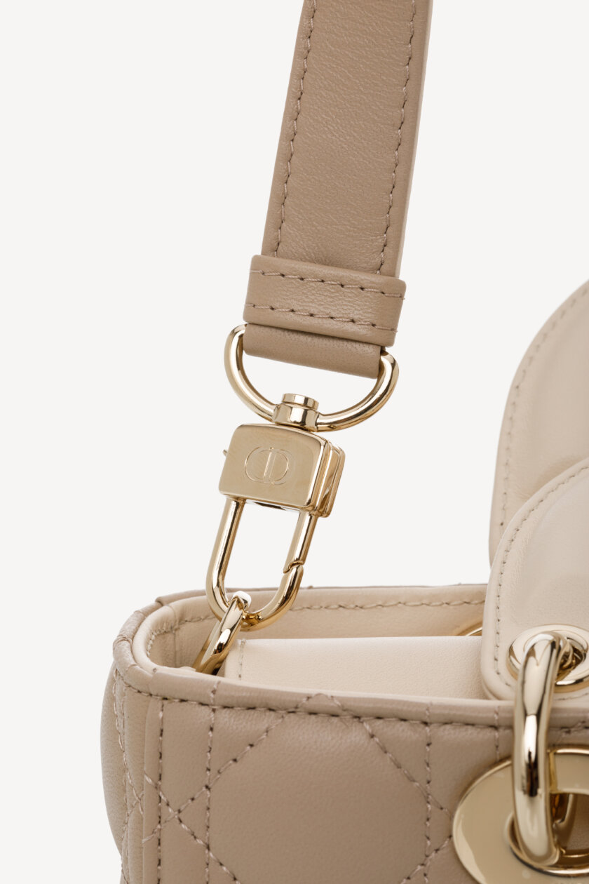 <span style="font-size: 10px; color: rgb(101, 101, 101);letter-spacing: .15em;">NEW COLLECTION</span><br><strong> DIOR </strong><br><div style="margin-top:10px; font-size:16px;">Small Lady D-Joy Bag Two-Tone Light Biscuit and Linen Beige Cannage Lambskin </div><br> - Image 19