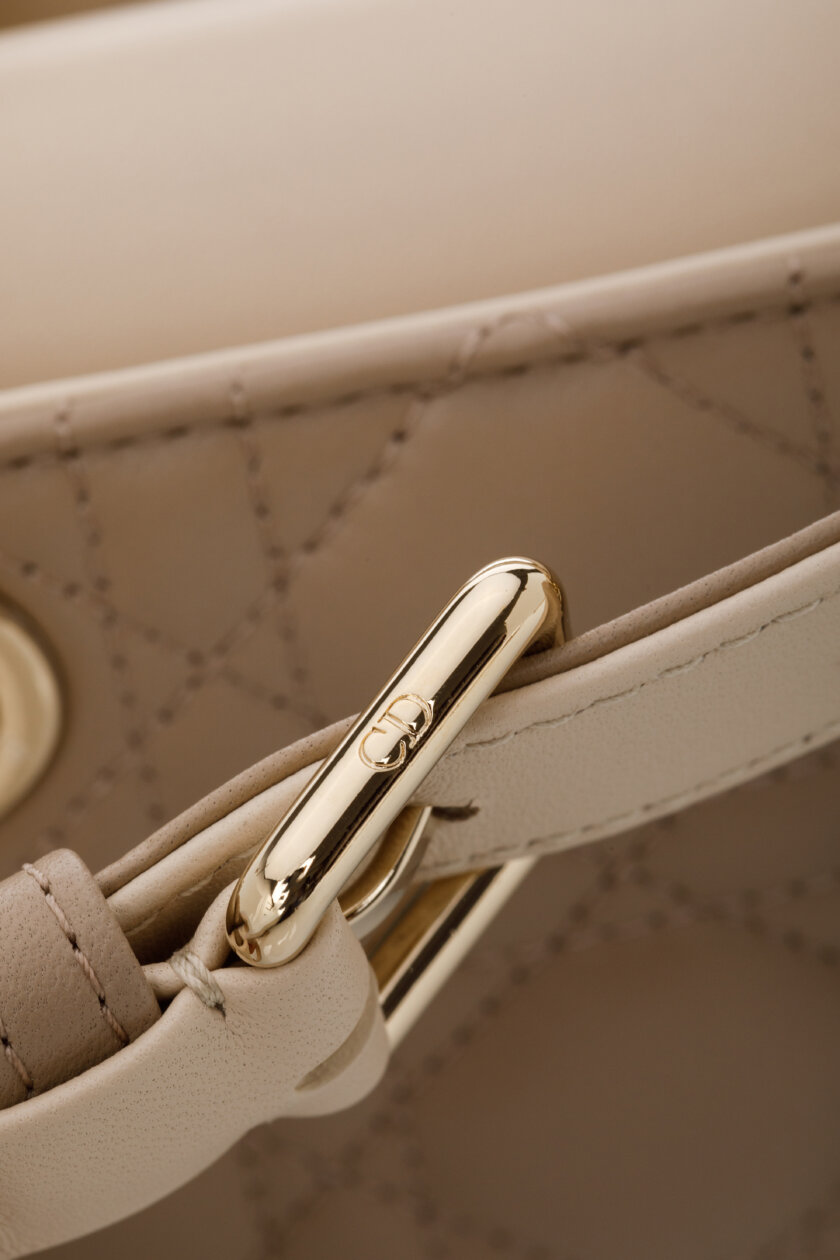 <span style="font-size: 10px; color: rgb(101, 101, 101);letter-spacing: .15em;">NEW COLLECTION</span><br><strong> DIOR </strong><br><div style="margin-top:10px; font-size:16px;">Small Lady D-Joy Bag Two-Tone Light Biscuit and Linen Beige Cannage Lambskin </div><br> - Image 13