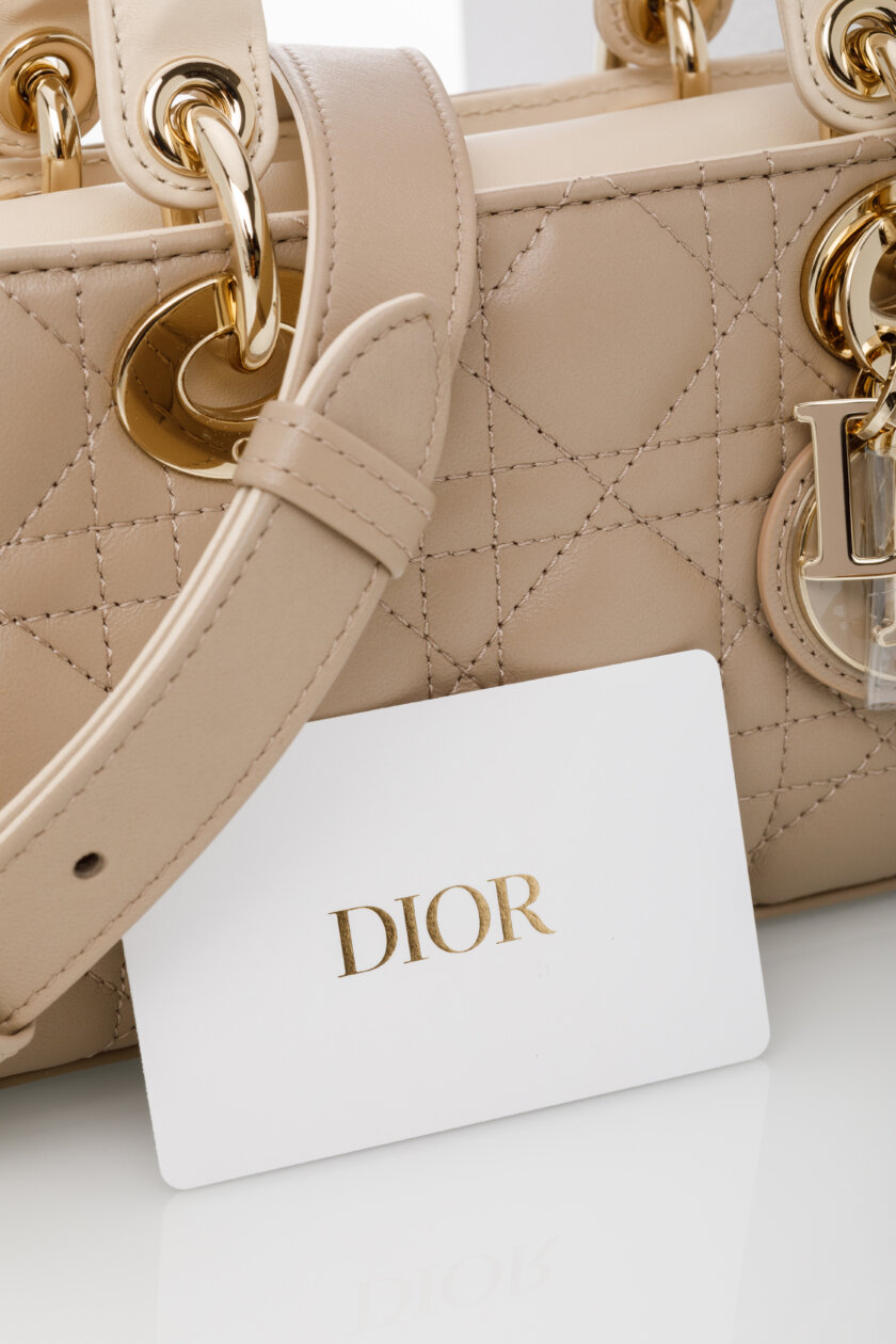 <span style="font-size: 10px; color: rgb(101, 101, 101);letter-spacing: .15em;">NEW COLLECTION</span><br><strong> DIOR </strong><br><div style="margin-top:10px; font-size:16px;">Small Lady D-Joy Bag Two-Tone Light Biscuit and Linen Beige Cannage Lambskin </div><br> - Image 16