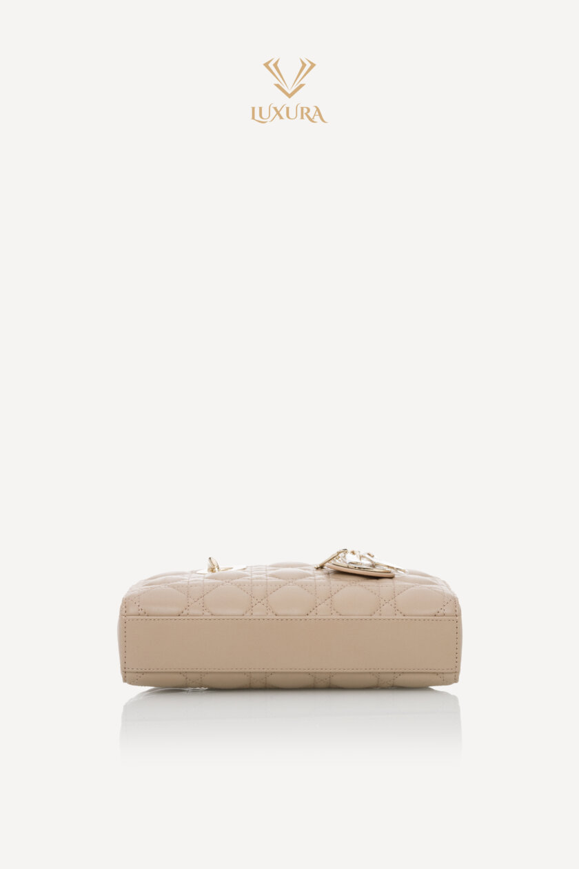 <span style="font-size: 10px; color: rgb(101, 101, 101);letter-spacing: .15em;">NEW COLLECTION</span><br><strong> DIOR </strong><br><div style="margin-top:10px; font-size:16px;">Small Lady D-Joy Bag Two-Tone Light Biscuit and Linen Beige Cannage Lambskin </div><br> - Image 22