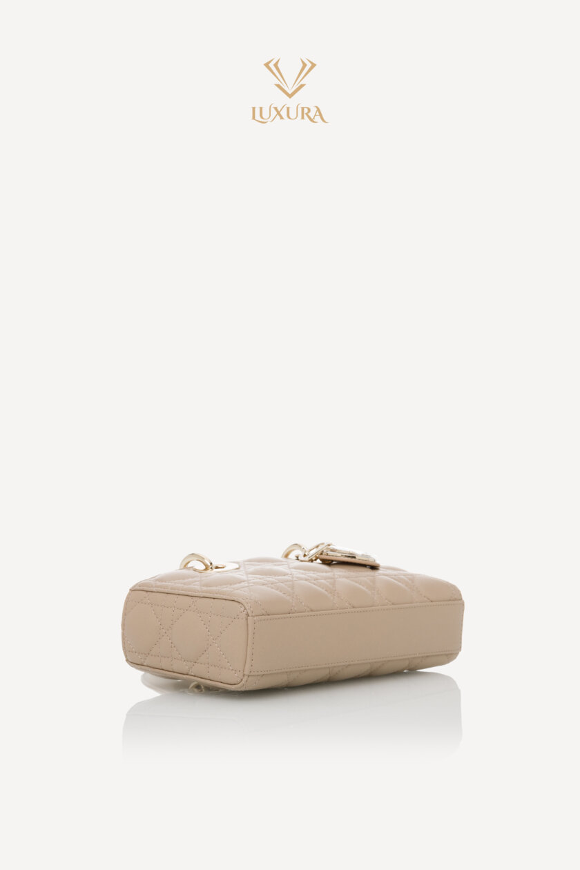 <span style="font-size: 10px; color: rgb(101, 101, 101);letter-spacing: .15em;">NEW COLLECTION</span><br><strong> DIOR </strong><br><div style="margin-top:10px; font-size:16px;">Small Lady D-Joy Bag Two-Tone Light Biscuit and Linen Beige Cannage Lambskin </div><br> - Image 21