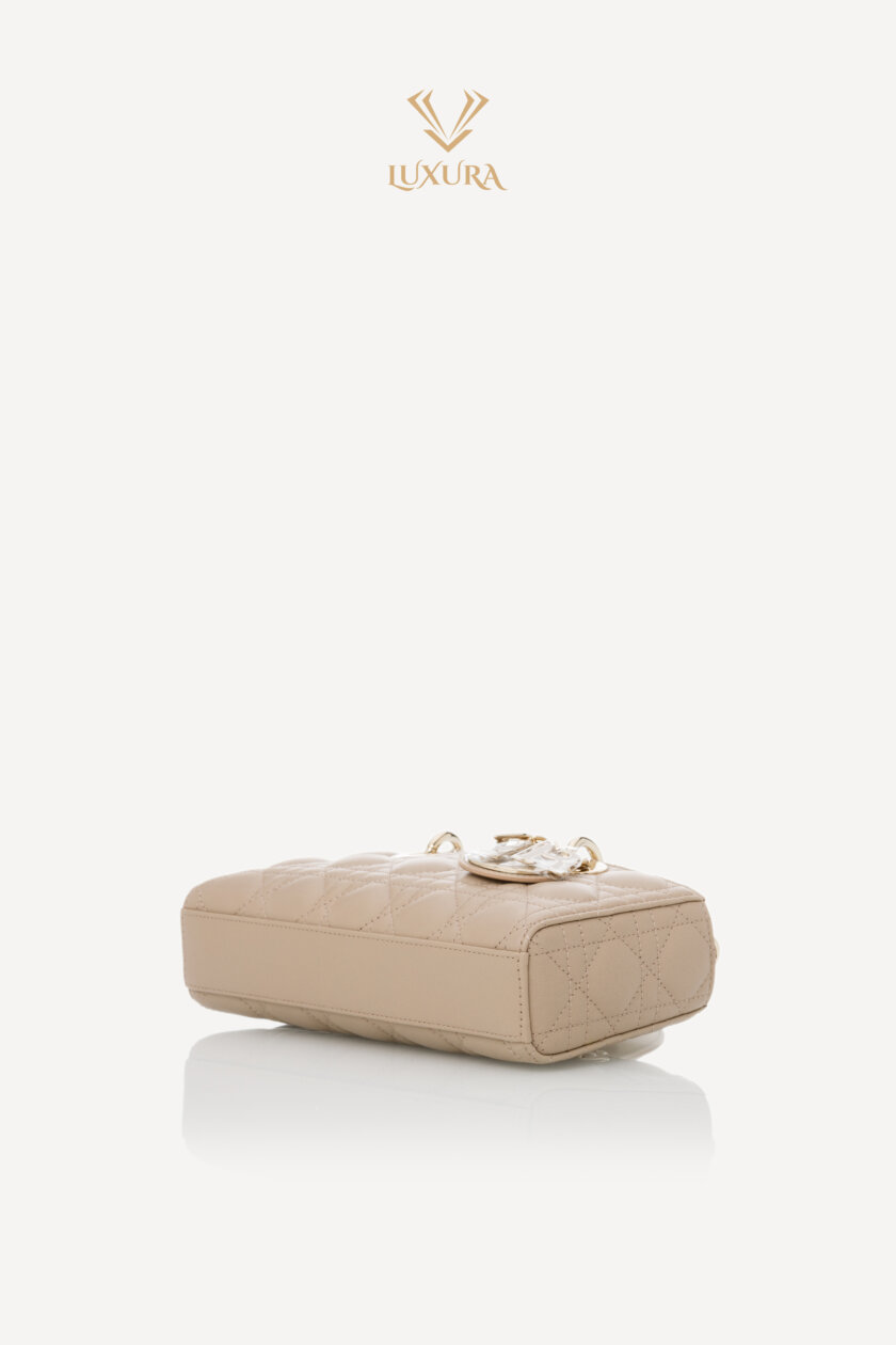 <span style="font-size: 10px; color: rgb(101, 101, 101);letter-spacing: .15em;">NEW COLLECTION</span><br><strong> DIOR </strong><br><div style="margin-top:10px; font-size:16px;">Small Lady D-Joy Bag Two-Tone Light Biscuit and Linen Beige Cannage Lambskin </div><br> - Image 23