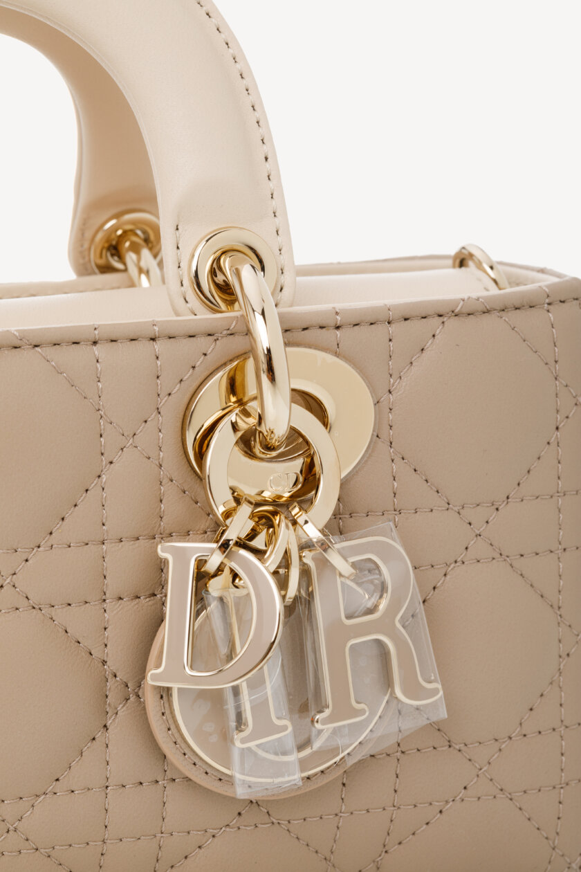<span style="font-size: 10px; color: rgb(101, 101, 101);letter-spacing: .15em;">NEW COLLECTION</span><br><strong> DIOR </strong><br><div style="margin-top:10px; font-size:16px;">Small Lady D-Joy Bag Two-Tone Light Biscuit and Linen Beige Cannage Lambskin </div><br> - Image 11
