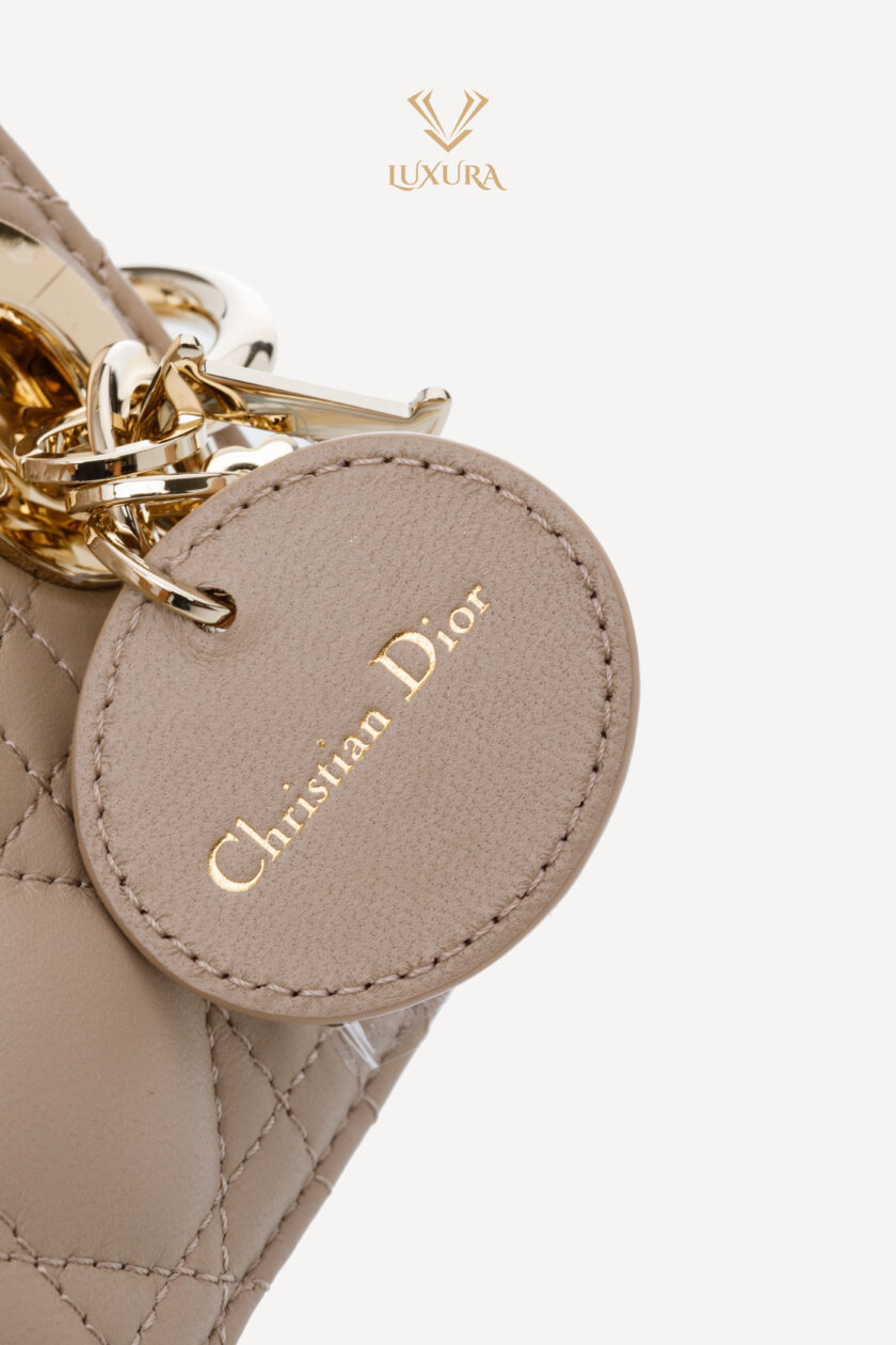 <span style="font-size: 10px; color: rgb(101, 101, 101);letter-spacing: .15em;">NEW COLLECTION</span><br><strong> DIOR </strong><br><div style="margin-top:10px; font-size:16px;">Small Lady D-Joy Bag Two-Tone Light Biscuit and Linen Beige Cannage Lambskin </div><br> - Image 17