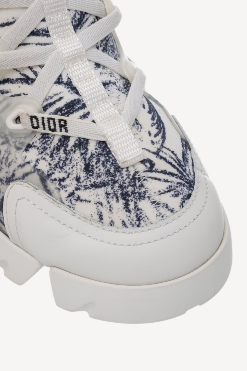 <span style="font-size: 10px; color: rgb(101, 101, 101);letter-spacing: .15em;">BEST DEAL</span><br><strong> DIOR </strong><br><div style="margin-top:10px; font-size:16px;">D-Connect Toile White Blue Sneaker 36</div><br> - Image 6