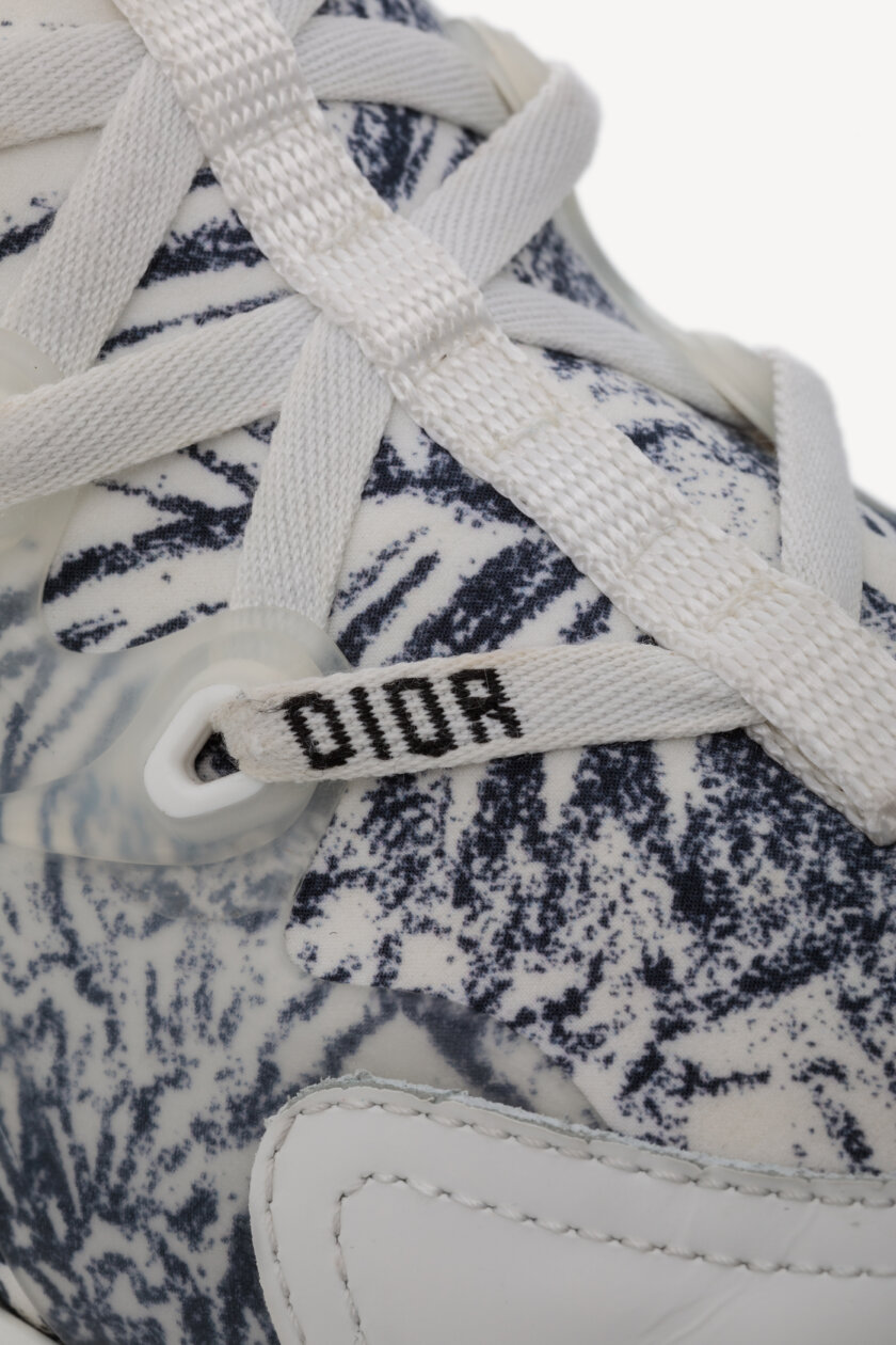 <span style="font-size: 10px; color: rgb(101, 101, 101);letter-spacing: .15em;">BEST DEAL</span><br><strong> DIOR </strong><br><div style="margin-top:10px; font-size:16px;">D-Connect Toile White Blue Sneaker 36</div><br> - Image 7