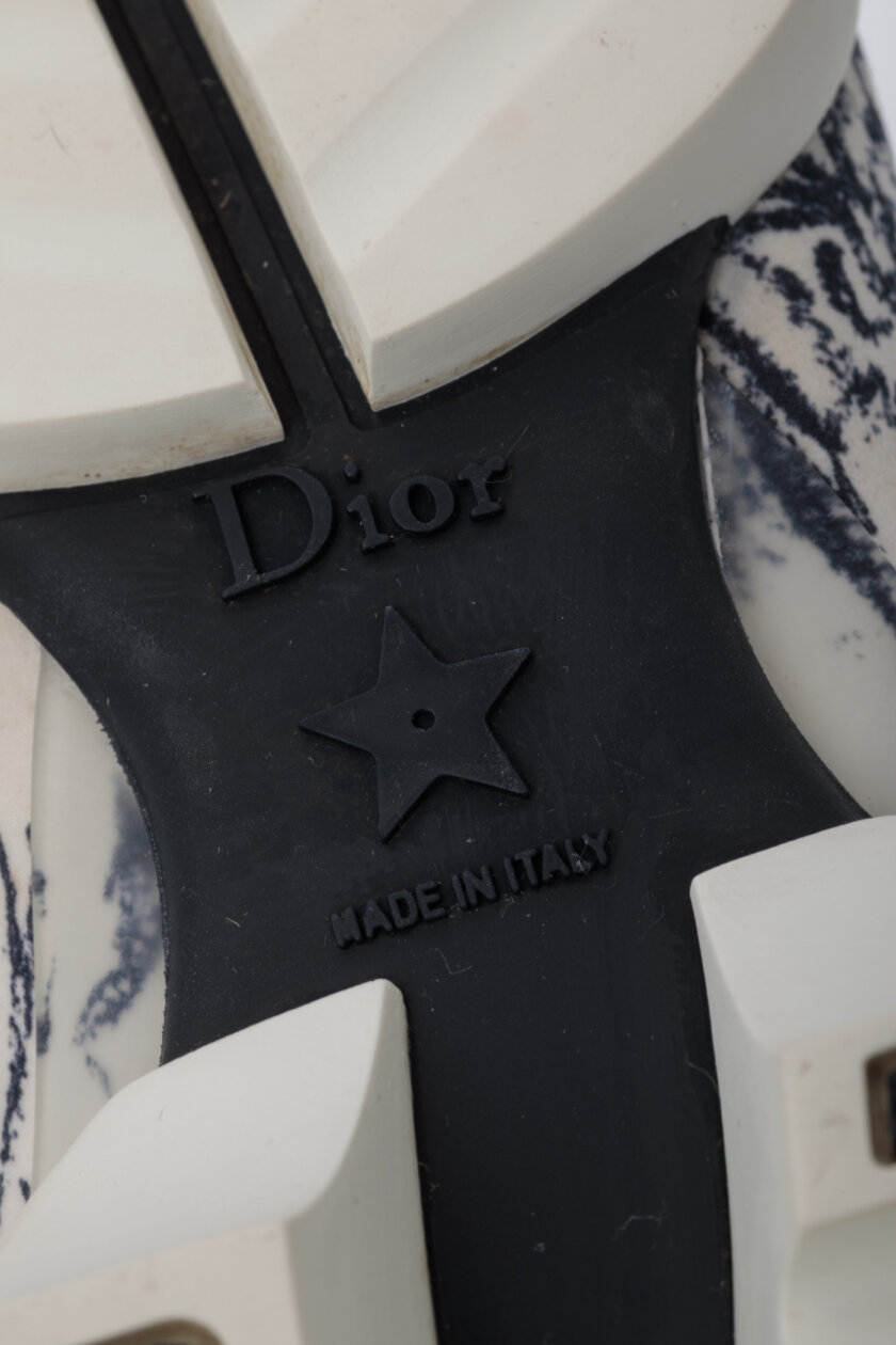 <span style="font-size: 10px; color: rgb(101, 101, 101);letter-spacing: .15em;">BEST DEAL</span><br><strong> DIOR </strong><br><div style="margin-top:10px; font-size:16px;">D-Connect Toile White Blue Sneaker 36</div><br> - Image 13