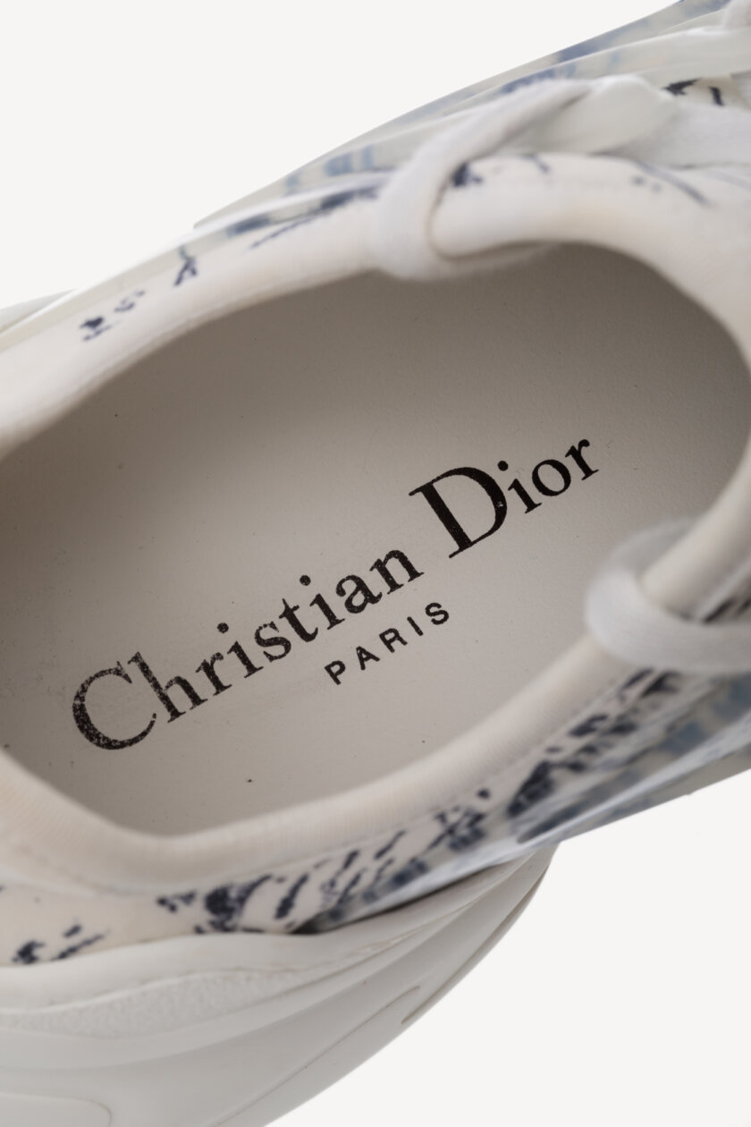 <span style="font-size: 10px; color: rgb(101, 101, 101);letter-spacing: .15em;">BEST DEAL</span><br><strong> DIOR </strong><br><div style="margin-top:10px; font-size:16px;">D-Connect Toile White Blue Sneaker 36</div><br> - Image 10