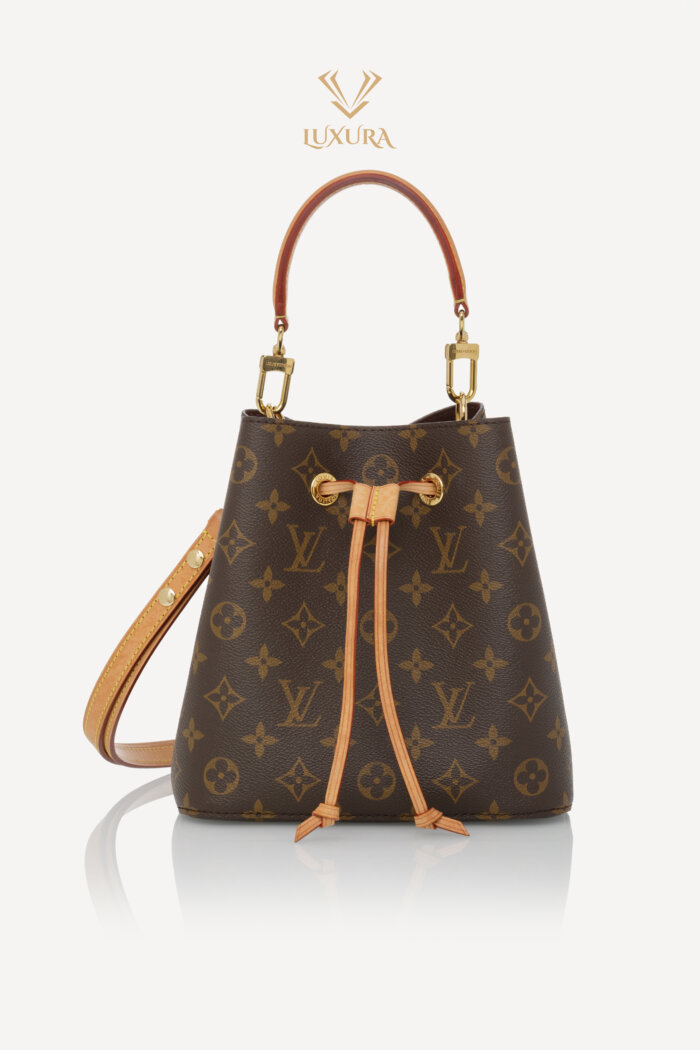 <span style="font-size: 10px; color: rgb(101, 101, 101);letter-spacing: .15em;"> NEW COLLECTION </span><br><strong> LOUIS VUITTON </strong><br><div style="margin-top:10px; font-size:16px;"> Neonoe BB Monogram Canvas M46581 </div><br>