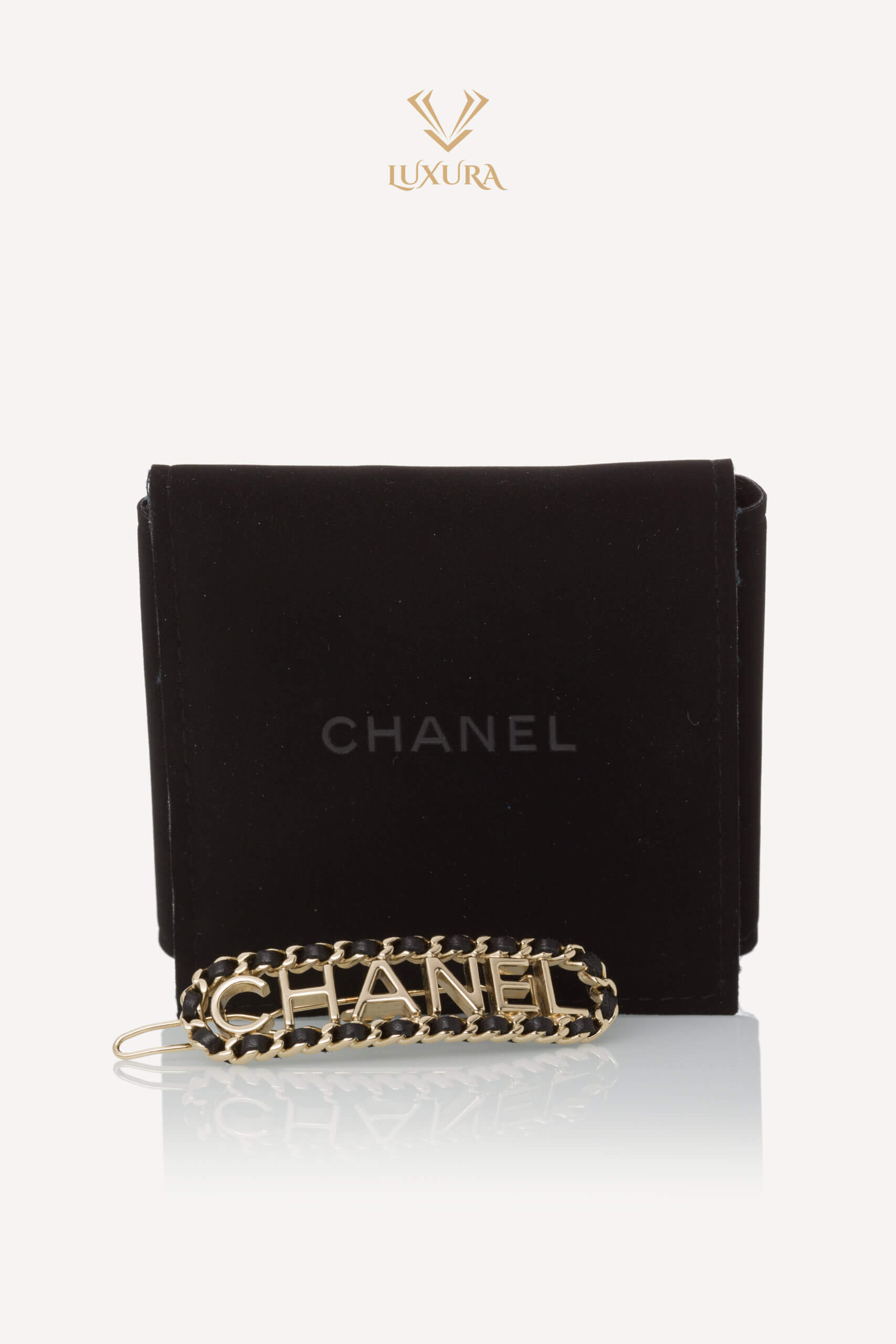 <span style="font-size: 10px; color: rgb(101, 101, 101);letter-spacing: .15em;">HARD TO FIND</span><br><strong> CHANEL </strong><br><div style="margin-top:10px; font-size:16px;"> Vintage Allure Logo Chain Hair Clip Metal and Leather </div><br> - Image 7