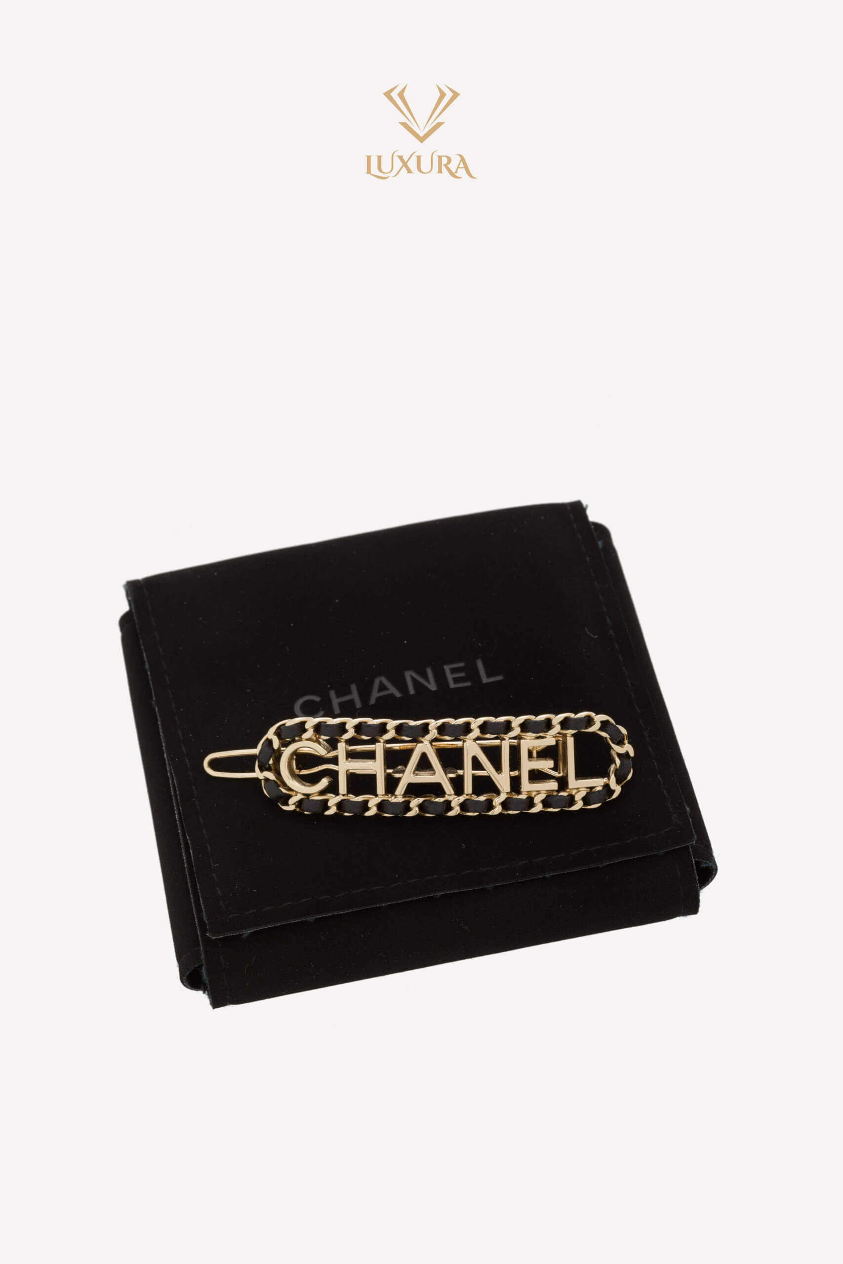 <span style="font-size: 10px; color: rgb(101, 101, 101);letter-spacing: .15em;">HARD TO FIND</span><br><strong> CHANEL </strong><br><div style="margin-top:10px; font-size:16px;"> Vintage Allure Logo Chain Hair Clip Metal and Leather </div><br> - Image 4