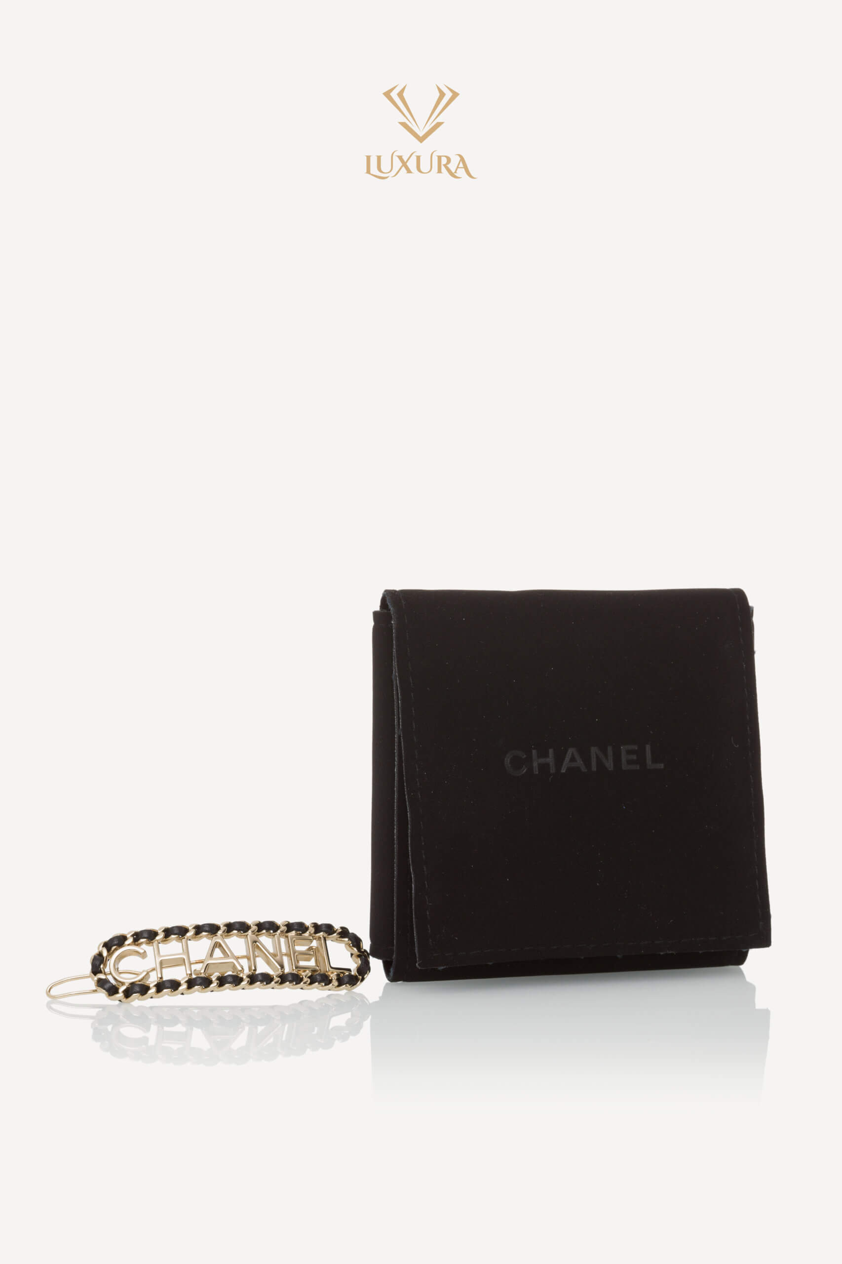 <span style="font-size: 10px; color: rgb(101, 101, 101);letter-spacing: .15em;">HARD TO FIND</span><br><strong> CHANEL </strong><br><div style="margin-top:10px; font-size:16px;"> Vintage Allure Logo Chain Hair Clip Metal and Leather </div><br> - Image 2