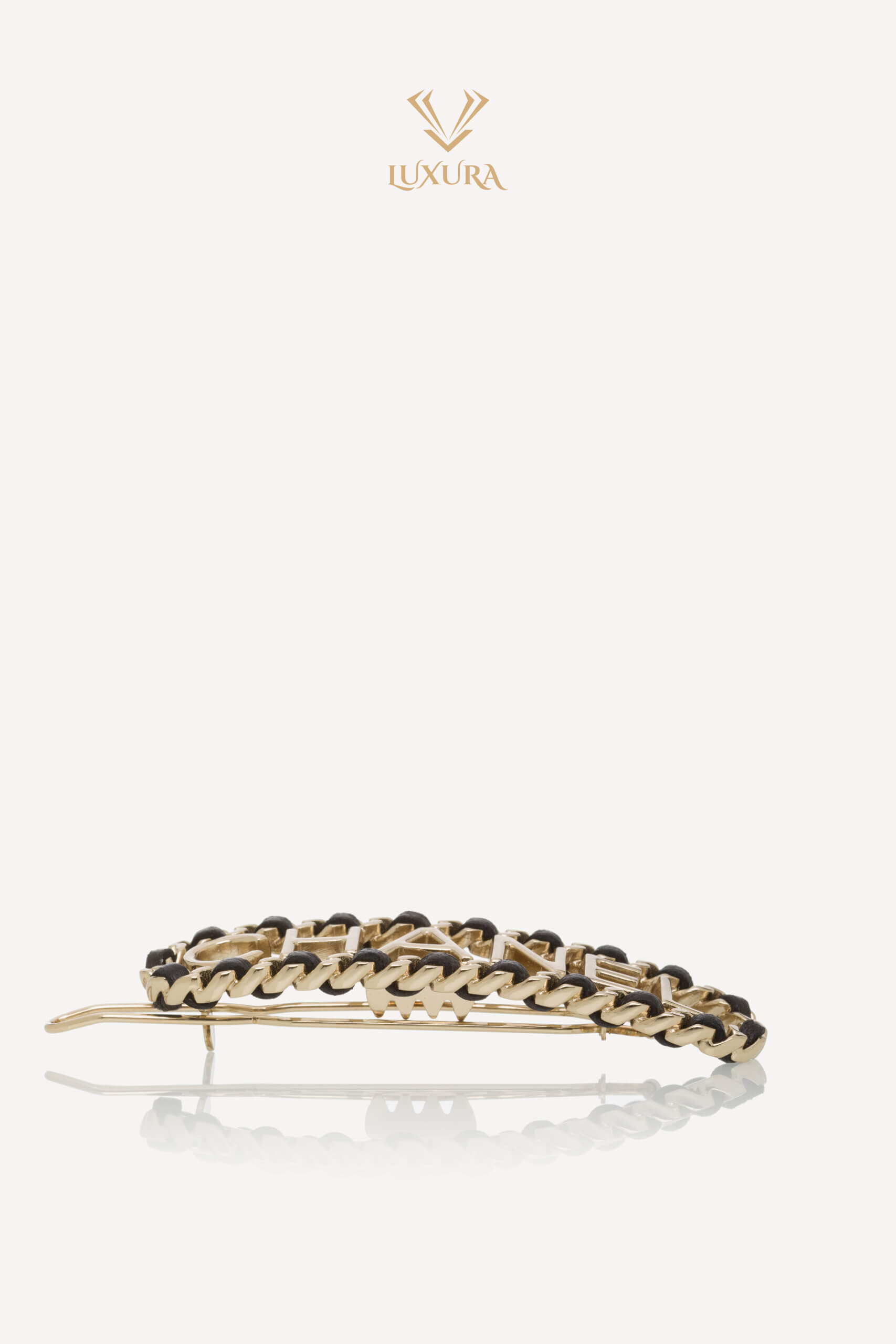 <span style="font-size: 10px; color: rgb(101, 101, 101);letter-spacing: .15em;">HARD TO FIND</span><br><strong> CHANEL </strong><br><div style="margin-top:10px; font-size:16px;"> Vintage Allure Logo Chain Hair Clip Metal and Leather </div><br> - Image 9