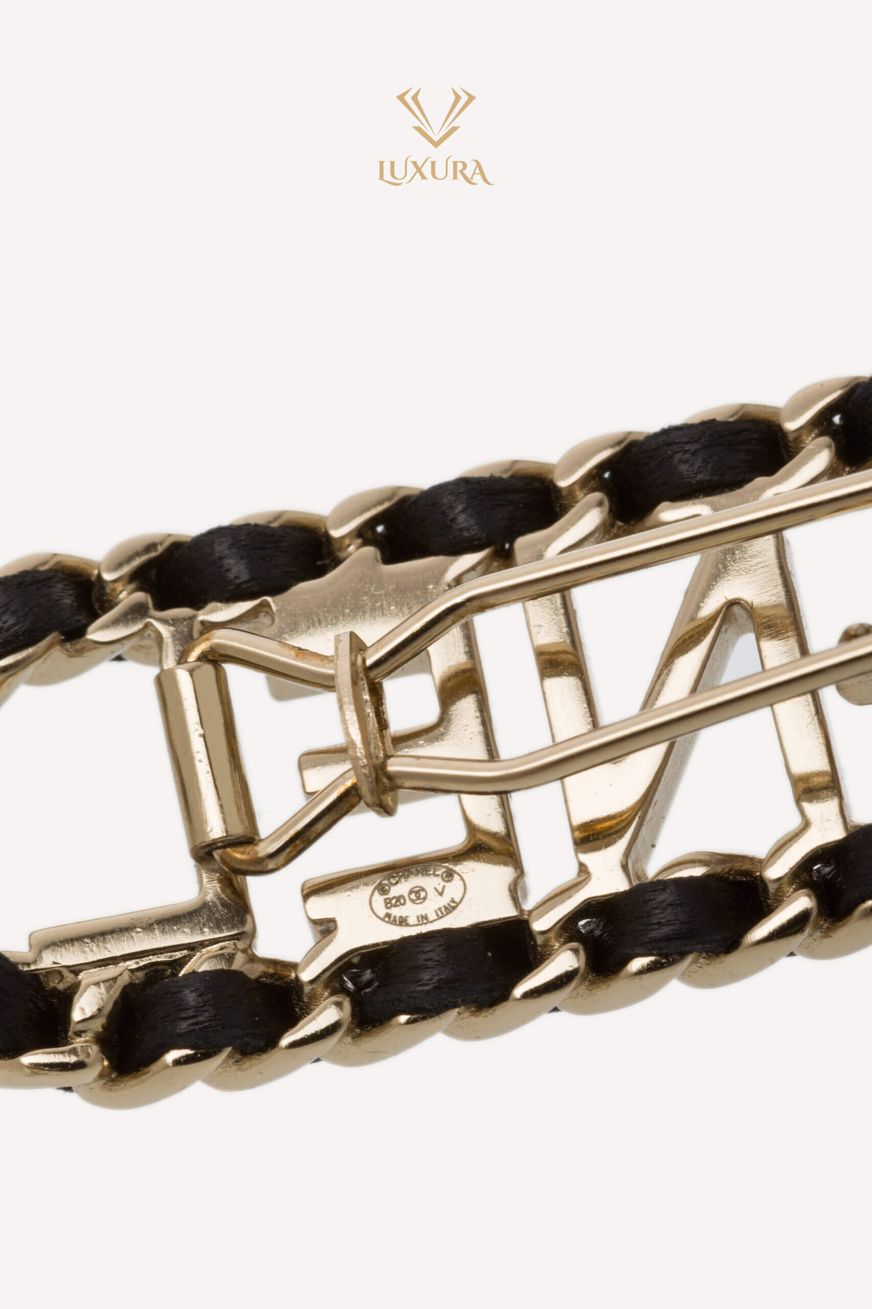 <span style="font-size: 10px; color: rgb(101, 101, 101);letter-spacing: .15em;">HARD TO FIND</span><br><strong> CHANEL </strong><br><div style="margin-top:10px; font-size:16px;"> Vintage Allure Logo Chain Hair Clip Metal and Leather </div><br> - Image 10