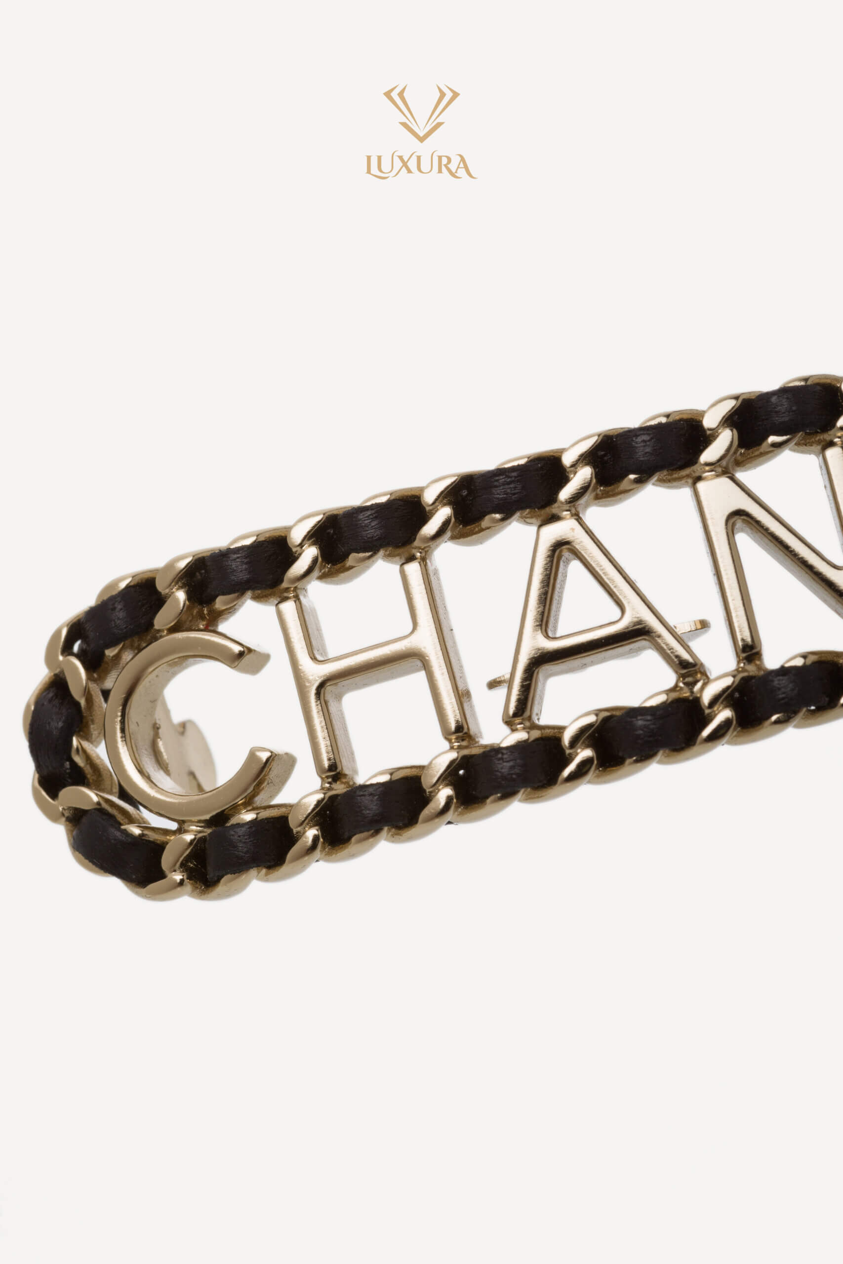 <span style="font-size: 10px; color: rgb(101, 101, 101);letter-spacing: .15em;">HARD TO FIND</span><br><strong> CHANEL </strong><br><div style="margin-top:10px; font-size:16px;"> Vintage Allure Logo Chain Hair Clip Metal and Leather </div><br> - Image 6