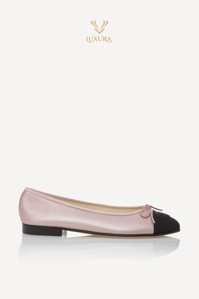 <span style="font-size: 10px; color: rgb(101, 101, 101);letter-spacing: .15em;">HARD TO FIND</span><br><strong> CHANEL </strong><br><div style="margin-top:10px; font-size:16px;"> Lambskin Cap Toe CC Ballerina Flats Light Pink Black 37.5 </div><br>