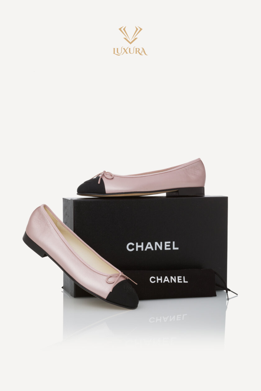 <span style="font-size: 10px; color: rgb(101, 101, 101);letter-spacing: .15em;">HARD TO FIND</span><br><strong> CHANEL </strong><br><div style="margin-top:10px; font-size:16px;"> Lambskin Cap Toe CC Ballerina Flats Light Pink Black 37.5 </div><br> - Image 2