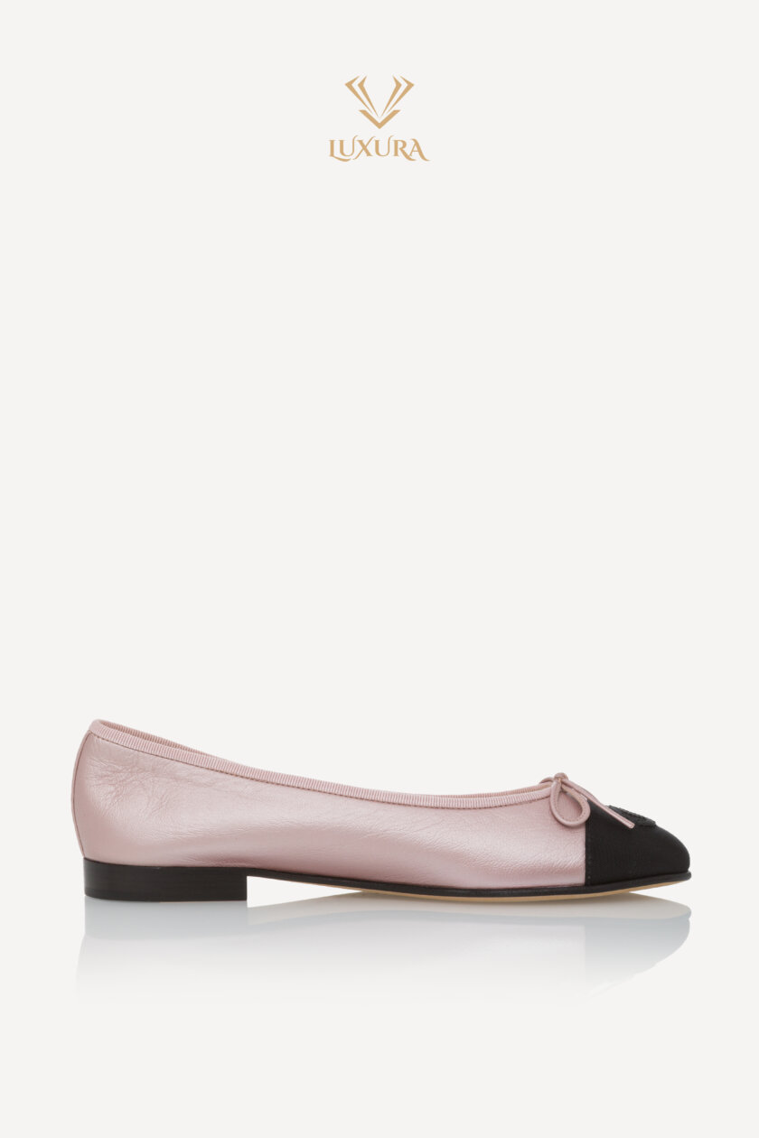 <span style="font-size: 10px; color: rgb(101, 101, 101);letter-spacing: .15em;">HARD TO FIND</span><br><strong> CHANEL </strong><br><div style="margin-top:10px; font-size:16px;"> Lambskin Cap Toe CC Ballerina Flats Light Pink Black 37.5 </div><br> - Image 9