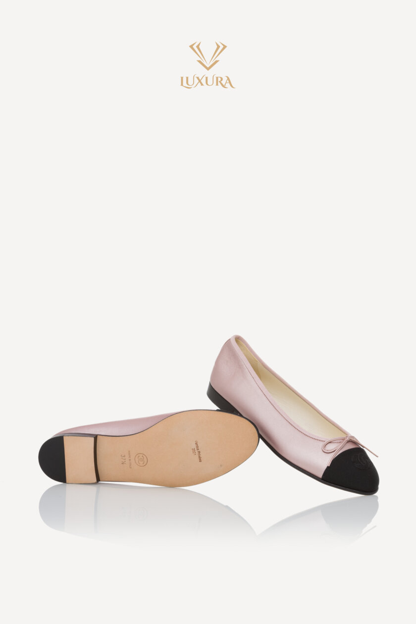 <span style="font-size: 10px; color: rgb(101, 101, 101);letter-spacing: .15em;">HARD TO FIND</span><br><strong> CHANEL </strong><br><div style="margin-top:10px; font-size:16px;"> Lambskin Cap Toe CC Ballerina Flats Light Pink Black 37.5 </div><br> - Image 14