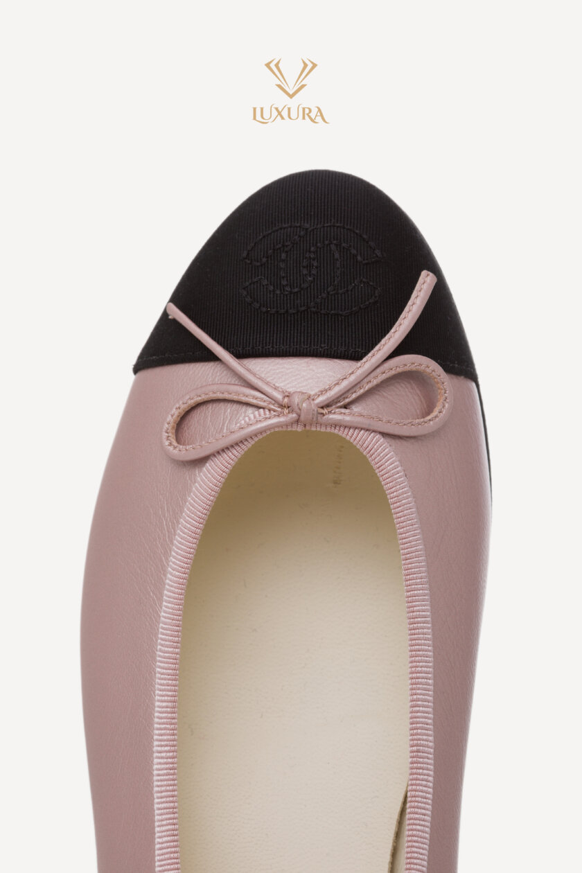 <span style="font-size: 10px; color: rgb(101, 101, 101);letter-spacing: .15em;">HARD TO FIND</span><br><strong> CHANEL </strong><br><div style="margin-top:10px; font-size:16px;"> Lambskin Cap Toe CC Ballerina Flats Light Pink Black 37.5 </div><br> - Image 7