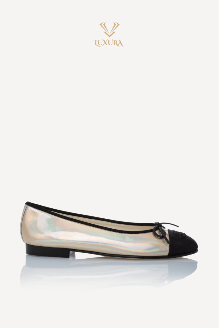 <span style="font-size: 10px; color: rgb(101, 101, 101);letter-spacing: .15em;">HARD TO FIND</span><br><strong> CHANEL </strong><br><div style="margin-top:10px; font-size:16px;"> CC Logo Iridescent Ballet Flats 37.5 </div><br>