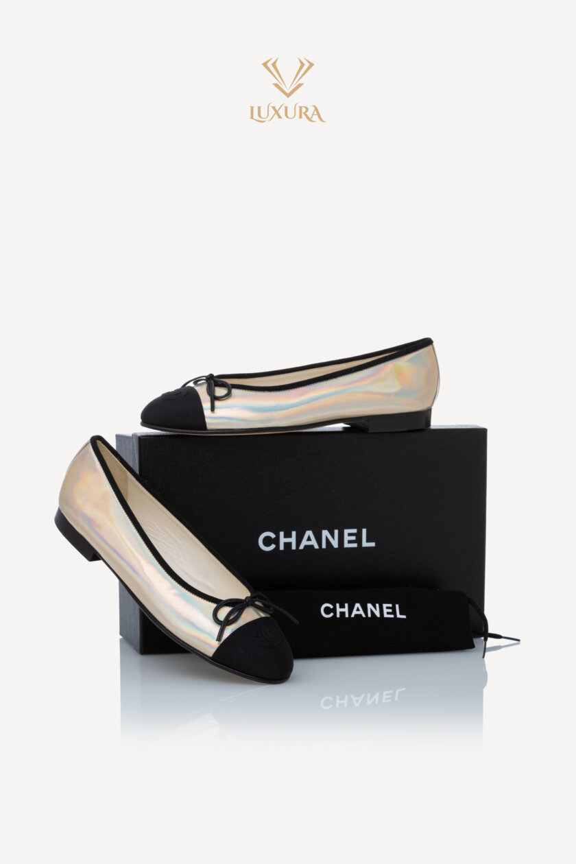 <span style="font-size: 10px; color: rgb(101, 101, 101);letter-spacing: .15em;">HARD TO FIND</span><br><strong> CHANEL </strong><br><div style="margin-top:10px; font-size:16px;"> CC Logo Iridescent Ballet Flats 37.5 </div><br> - Image 2