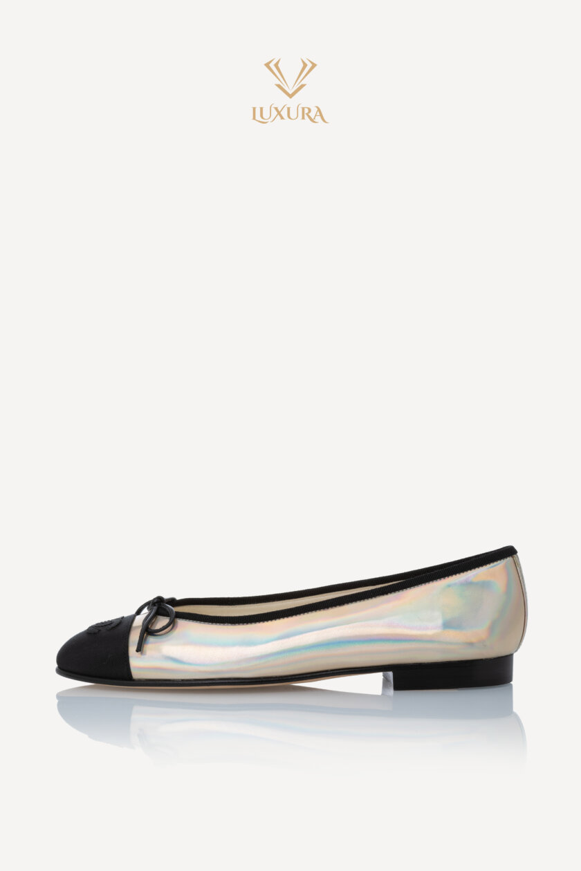 <span style="font-size: 10px; color: rgb(101, 101, 101);letter-spacing: .15em;">HARD TO FIND</span><br><strong> CHANEL </strong><br><div style="margin-top:10px; font-size:16px;"> CC Logo Iridescent Ballet Flats 37.5 </div><br> - Image 10