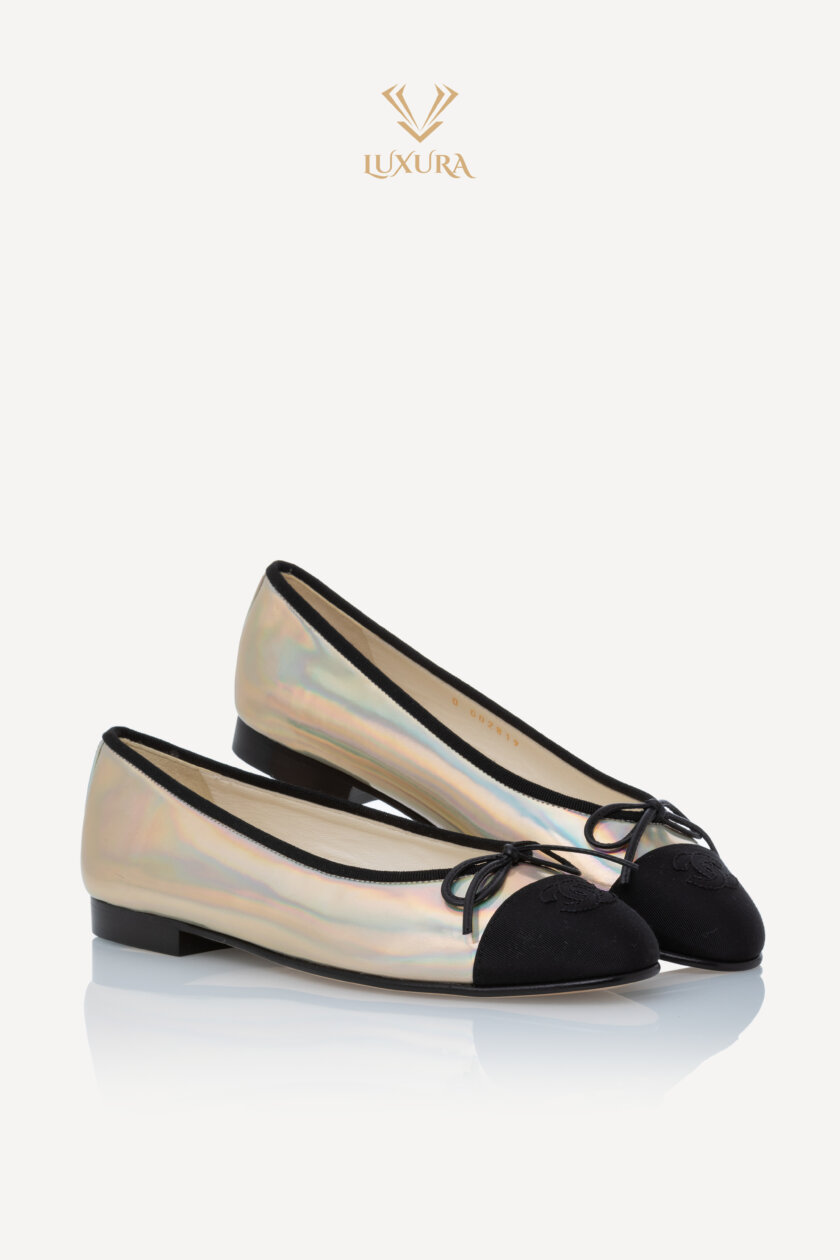 <span style="font-size: 10px; color: rgb(101, 101, 101);letter-spacing: .15em;">HARD TO FIND</span><br><strong> CHANEL </strong><br><div style="margin-top:10px; font-size:16px;"> CC Logo Iridescent Ballet Flats 37.5 </div><br> - Image 3