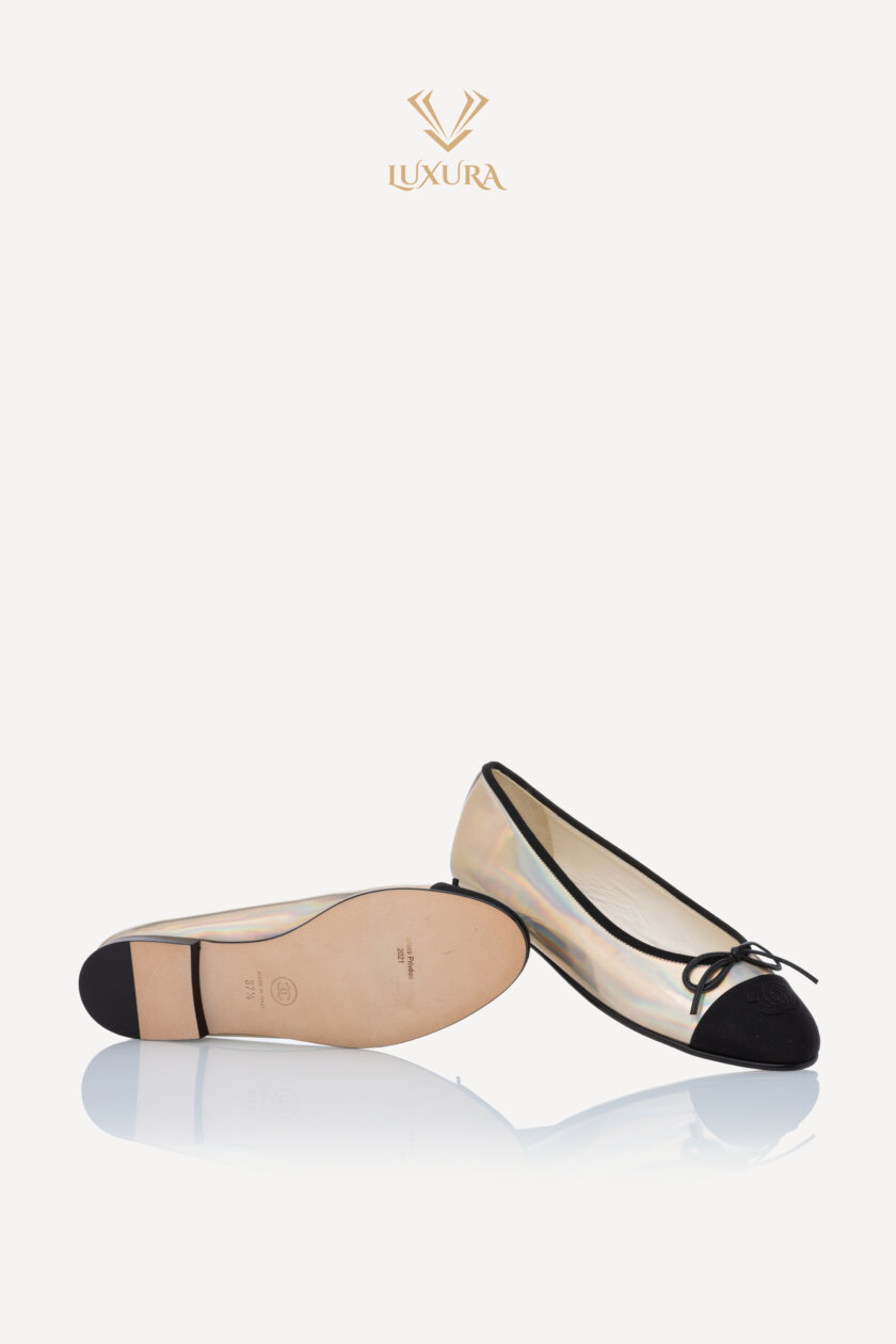 <span style="font-size: 10px; color: rgb(101, 101, 101);letter-spacing: .15em;">HARD TO FIND</span><br><strong> CHANEL </strong><br><div style="margin-top:10px; font-size:16px;"> CC Logo Iridescent Ballet Flats 37.5 </div><br> - Image 14