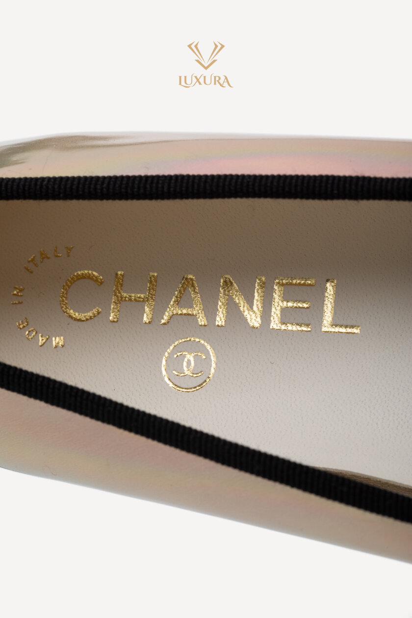 <span style="font-size: 10px; color: rgb(101, 101, 101);letter-spacing: .15em;">HARD TO FIND</span><br><strong> CHANEL </strong><br><div style="margin-top:10px; font-size:16px;"> CC Logo Iridescent Ballet Flats 37.5 </div><br> - Image 11