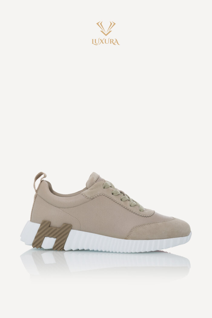 <span style="font-size: 10px; color: rgb(101, 101, 101);letter-spacing: .15em;">HARD TO FIND</span><br><strong> HERMES </strong><br><div style="margin-top:10px; font-size:16px;"> Bouncing Sneaker Beige Galet 36.5</div><br>