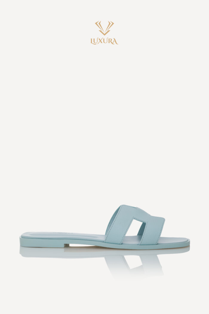 <span style="font-size: 10px; color: rgb(101, 101, 101);letter-spacing: .15em;">HARD TO FIND</span><br><strong> HERMES </strong><br><div style="margin-top:10px; font-size:16px;">Oran Sandals Bleu Brume 39 ( true size 38 ) </div><br>