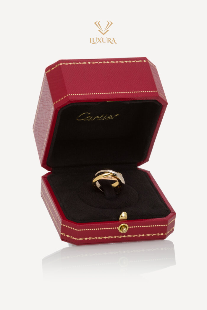 <span style="font-size: 10px; color: rgb(101, 101, 101);letter-spacing: .15em;">HARD TO FIND</span><br><strong> CARTIER </strong><br><div style="margin-top:10px; font-size:16px;"> Classic Trinity Ring White Yellow Rose Gold 54 </div><br>