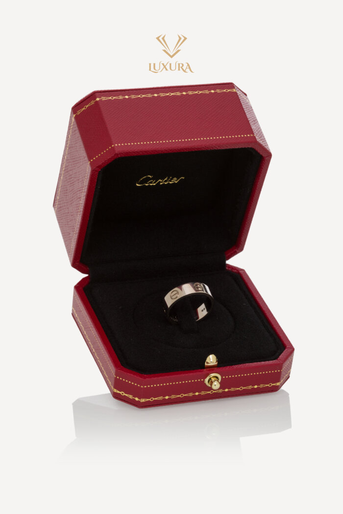<span style="font-size: 10px; color: rgb(101, 101, 101);letter-spacing: .15em;">HARD TO FIND</span><br><strong> CARTIER </strong><br><div style="margin-top:10px; font-size:16px;"> Love Ring Classic Model White Gold 54 </div><br>