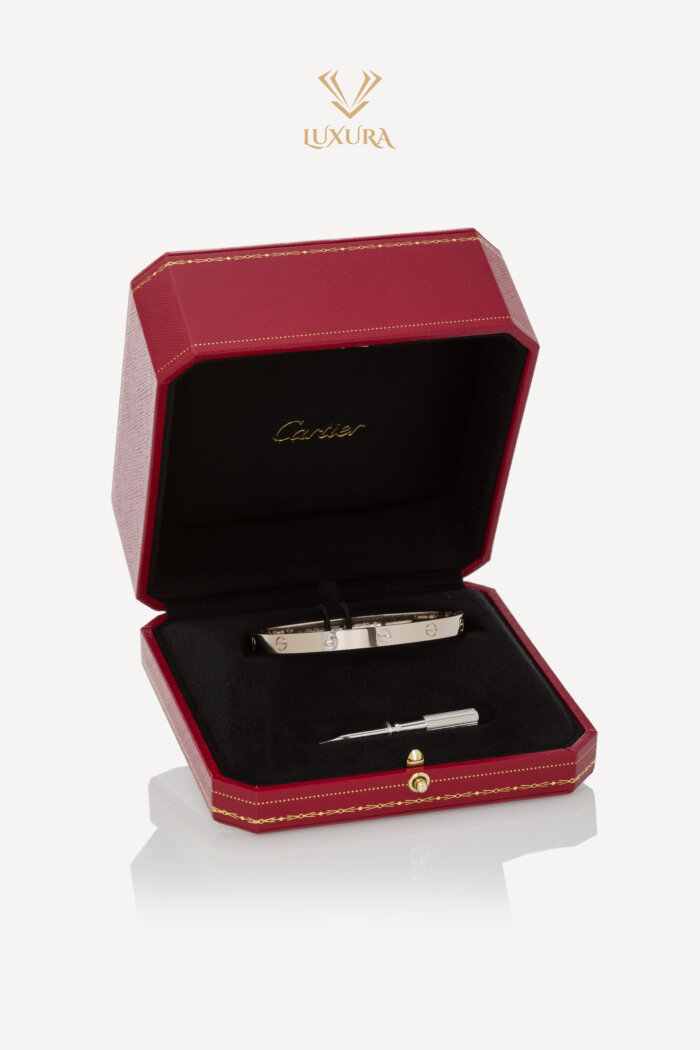 <span style="font-size: 10px; color: rgb(101, 101, 101);letter-spacing: .15em;">BEST DEAL</span><br><strong> CARTIER </strong><br><div style="margin-top:10px; font-size:16px;"> Love Bracelet Classic Model White Gold 19 </div><br>