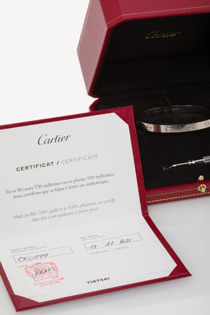 <span style="font-size: 10px; color: rgb(101, 101, 101);letter-spacing: .15em;">BEST DEAL</span><br><strong> CARTIER </strong><br><div style="margin-top:10px; font-size:16px;"> Love Bracelet Classic Model White Gold 19 </div><br> - Image 3