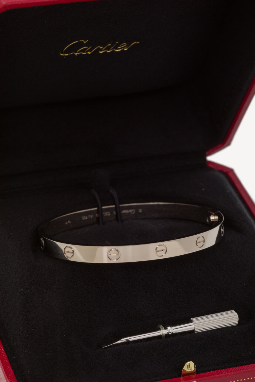 <span style="font-size: 10px; color: rgb(101, 101, 101);letter-spacing: .15em;">BEST DEAL</span><br><strong> CARTIER </strong><br><div style="margin-top:10px; font-size:16px;"> Love Bracelet Classic Model White Gold 19 </div><br> - Image 4