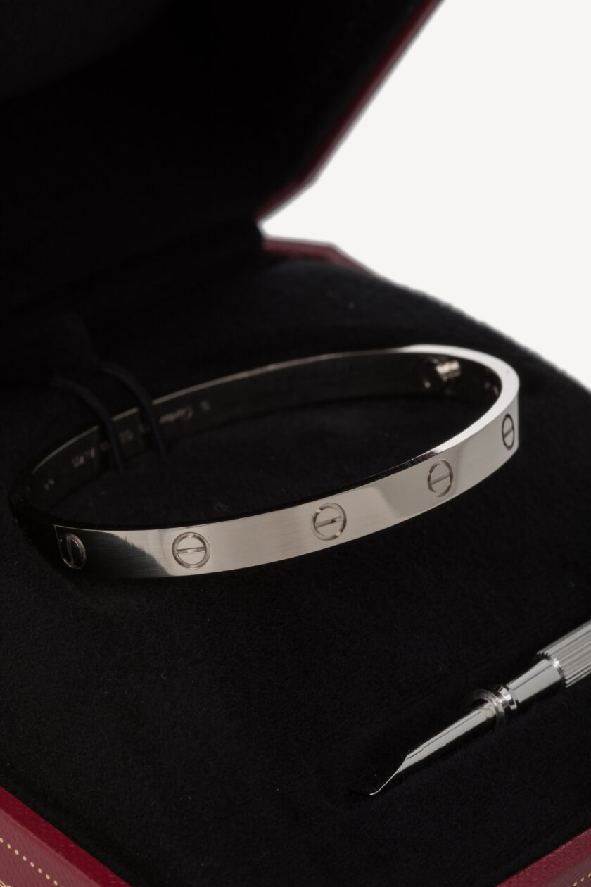 <span style="font-size: 10px; color: rgb(101, 101, 101);letter-spacing: .15em;">BEST DEAL</span><br><strong> CARTIER </strong><br><div style="margin-top:10px; font-size:16px;"> Love Bracelet Classic Model White Gold 19 </div><br> - Image 5