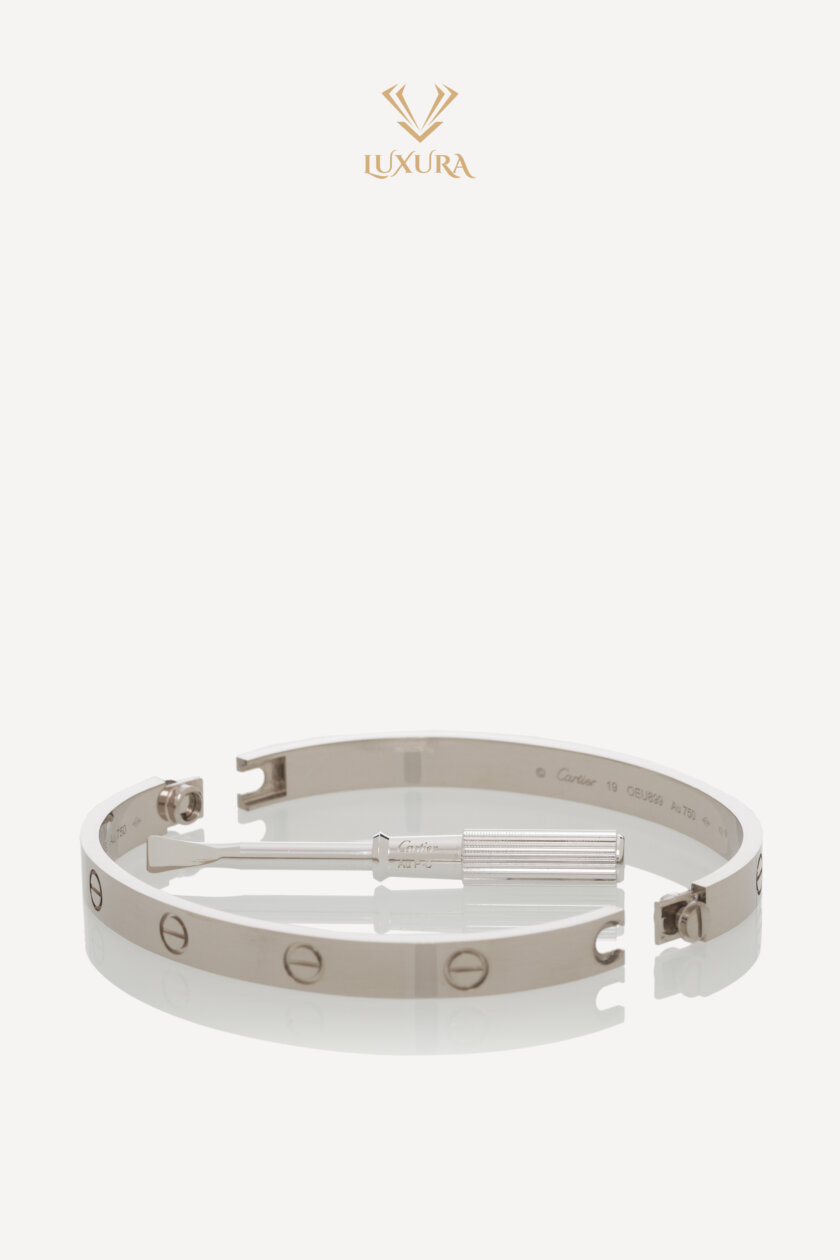 <span style="font-size: 10px; color: rgb(101, 101, 101);letter-spacing: .15em;">BEST DEAL</span><br><strong> CARTIER </strong><br><div style="margin-top:10px; font-size:16px;"> Love Bracelet Classic Model White Gold 19 </div><br> - Image 13