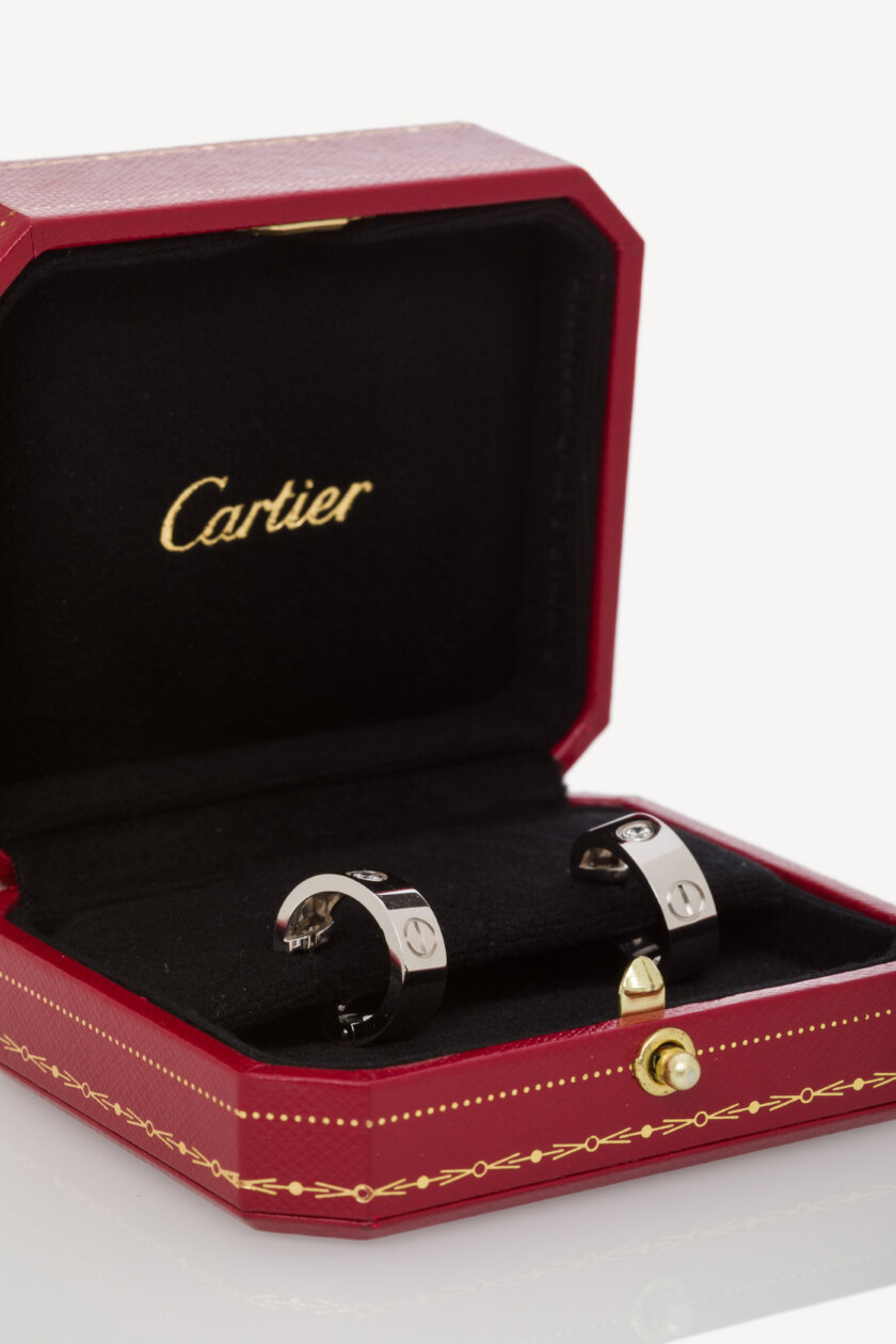 <span style="font-size: 10px; color: rgb(101, 101, 101);letter-spacing: .15em;">HARD TO FIND</span><br><strong> CARTIER </strong><br><div style="margin-top:10px; font-size:16px;"> Love Hoop Earrings Classic Model 2 Diamonds White Gold </div><br> - Image 4