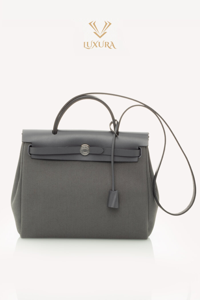 <span style="font-size: 10px; color: rgb(101, 101, 101);letter-spacing: .15em;">HARD TO FIND</span><br><strong>HERMES </strong><br><div style="margin-top:10px; font-size:16px;"> Herbag Zip 31 Laque Bag Ardoise Ardoise Bag </div><br>