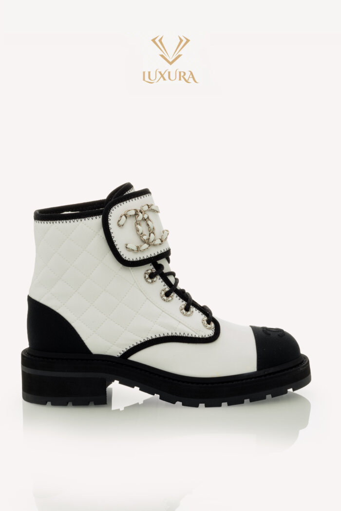 <span style="font-size: 10px; color: rgb(101, 101, 101);letter-spacing: .15em;">HARD TO FIND</span><br><strong> CHANEL </strong><br><div style="margin-top:10px; font-size:16px;"> Interlocking CC Logo Combat Boots White 37.5 </div><br>