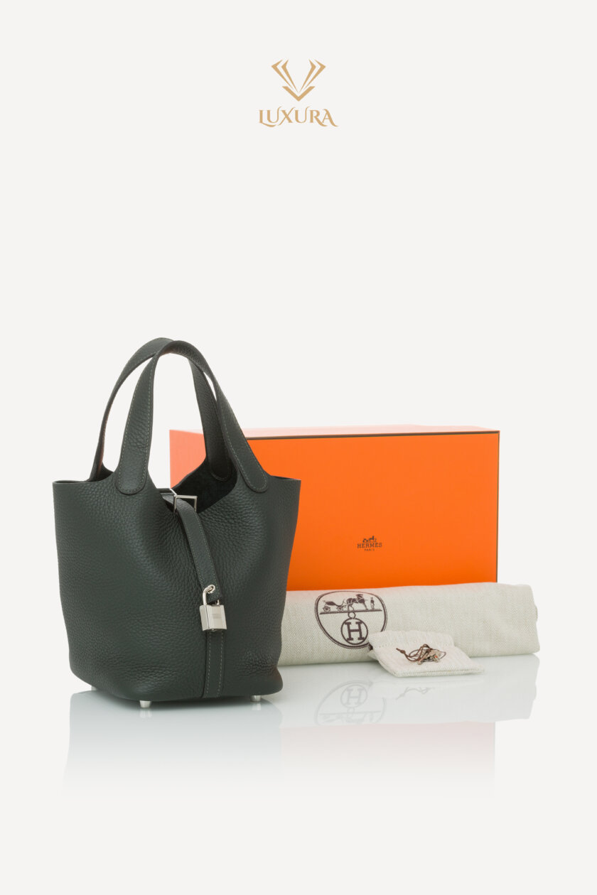 <span style="font-size: 10px; color: rgb(101, 101, 101);letter-spacing: .15em;">HARD TO FIND</span><br><strong>HERMES </strong><br><div style="margin-top:10px; font-size:16px;">Taurillon Clemence Picotin Lock 18 PM Vert Fonce</div><br> - Image 2