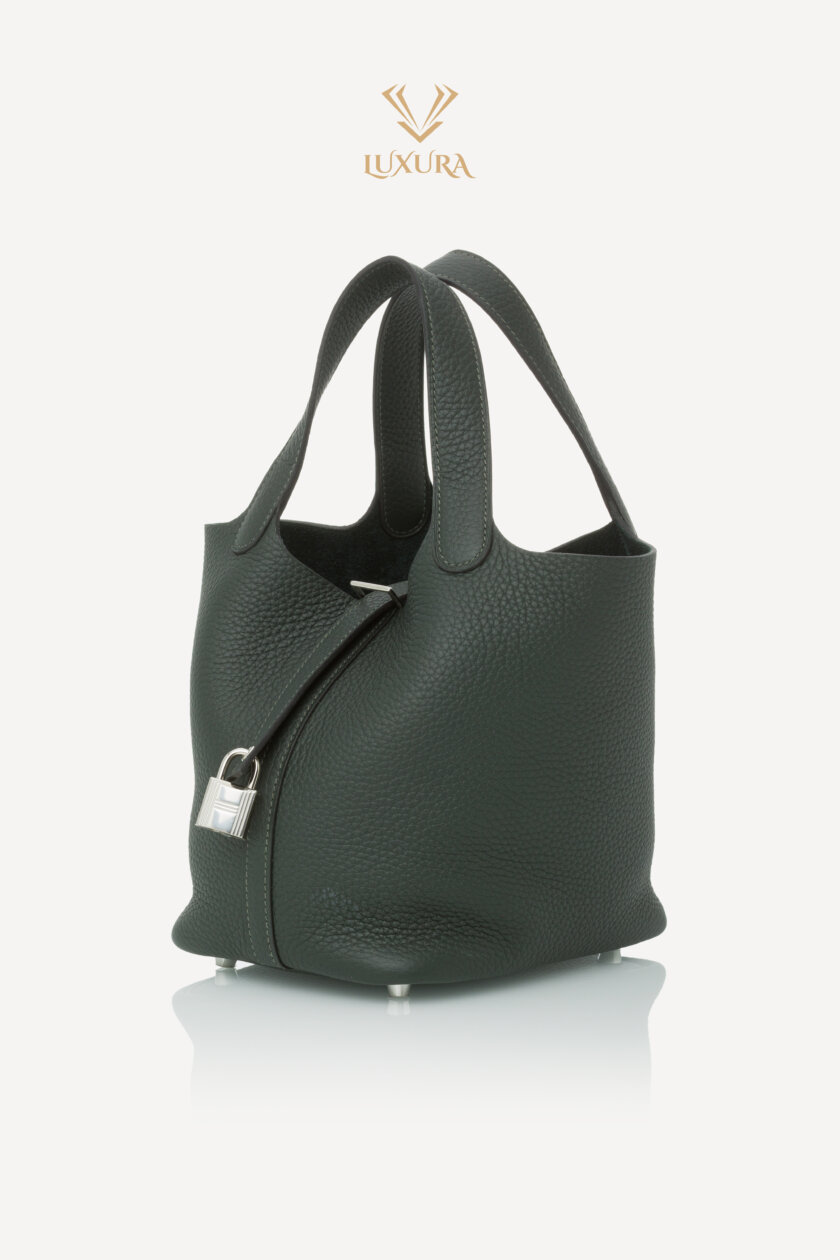 <span style="font-size: 10px; color: rgb(101, 101, 101);letter-spacing: .15em;">HARD TO FIND</span><br><strong>HERMES </strong><br><div style="margin-top:10px; font-size:16px;">Taurillon Clemence Picotin Lock 18 PM Vert Fonce</div><br> - Image 6